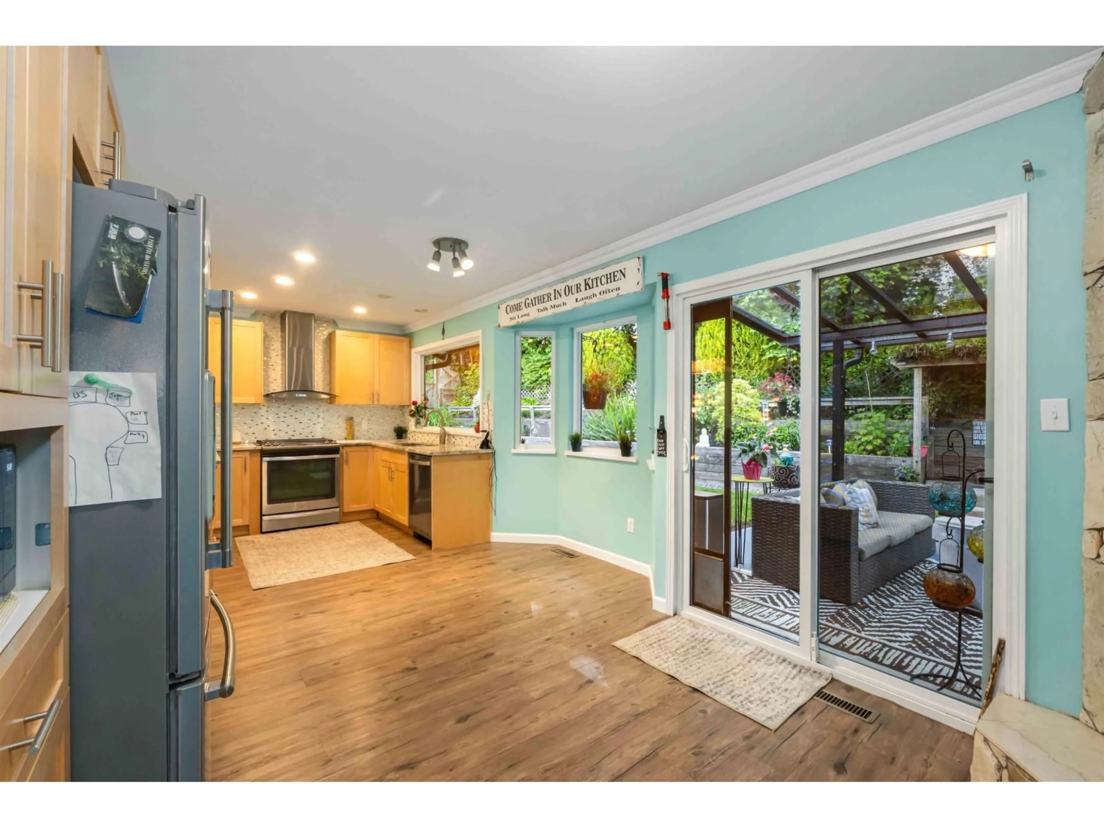 Open concept kitchen, wood/laminate floor for 31438 CHALMERS PLACE, Abbotsford British Columbia V2T5H1