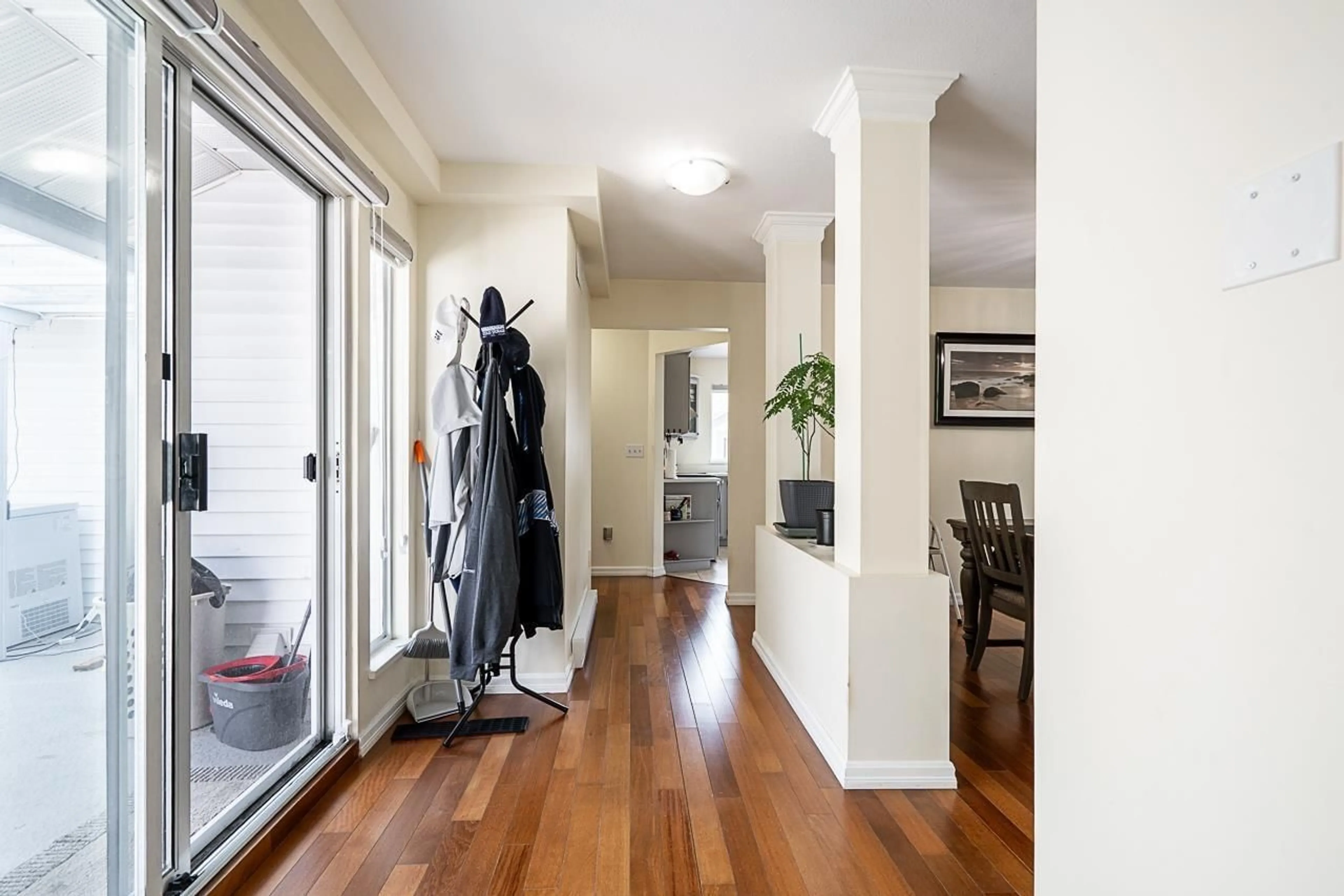 Indoor entryway for 222 - 13895 102 AVENUE, Surrey British Columbia V3T1P2