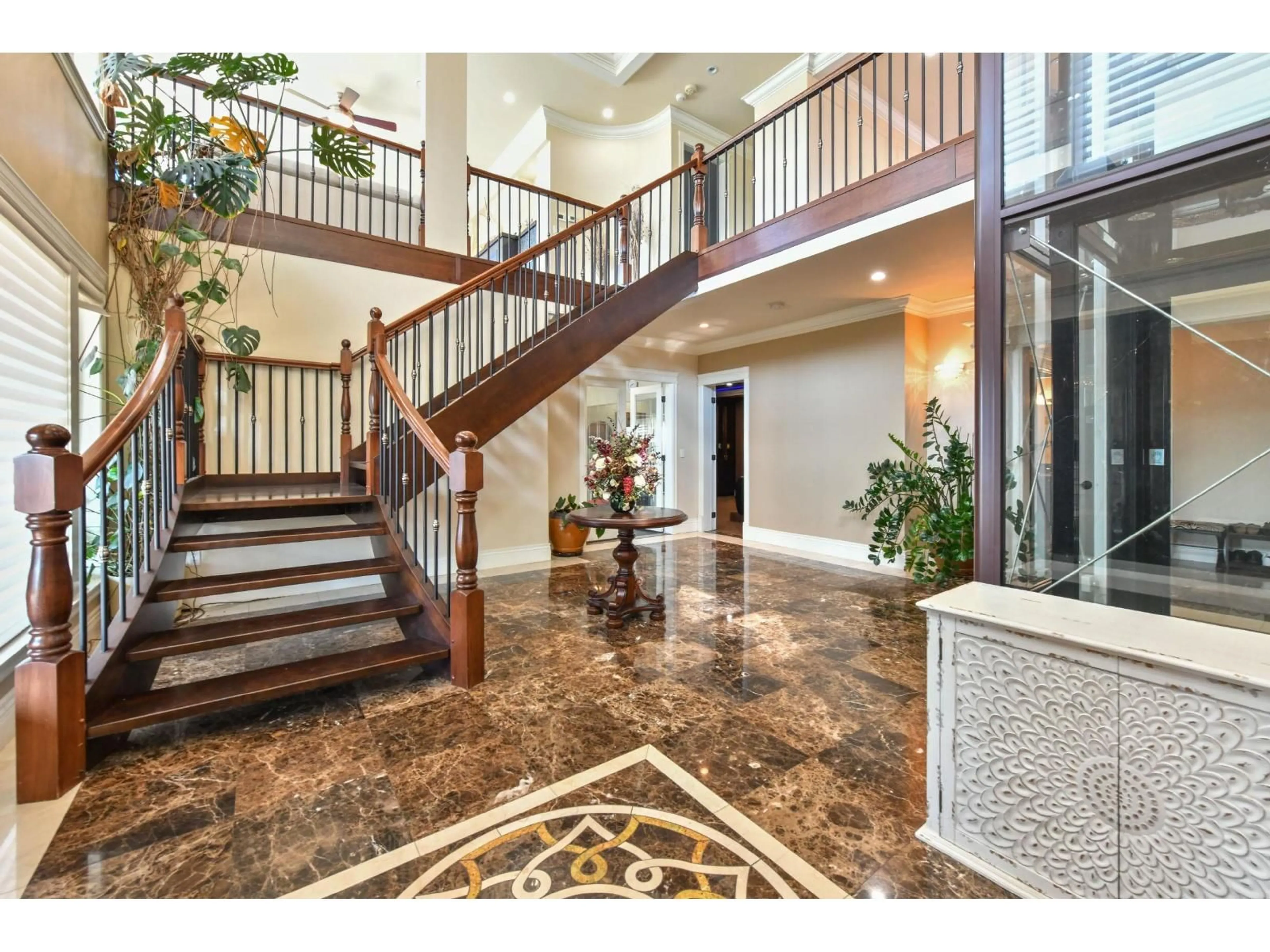 Indoor foyer for 13421 55A AVENUE, Surrey British Columbia V3X3B5