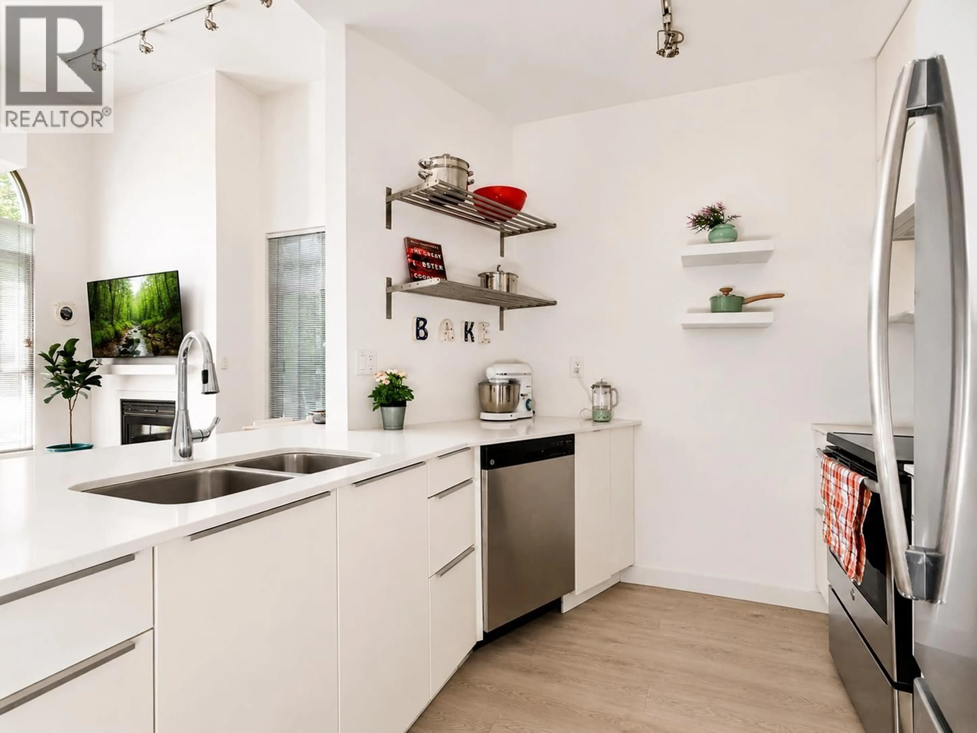 Contemporary kitchen, unknown for 101 - 3070 GUILDFORD WAY, Coquitlam British Columbia V3B7R8