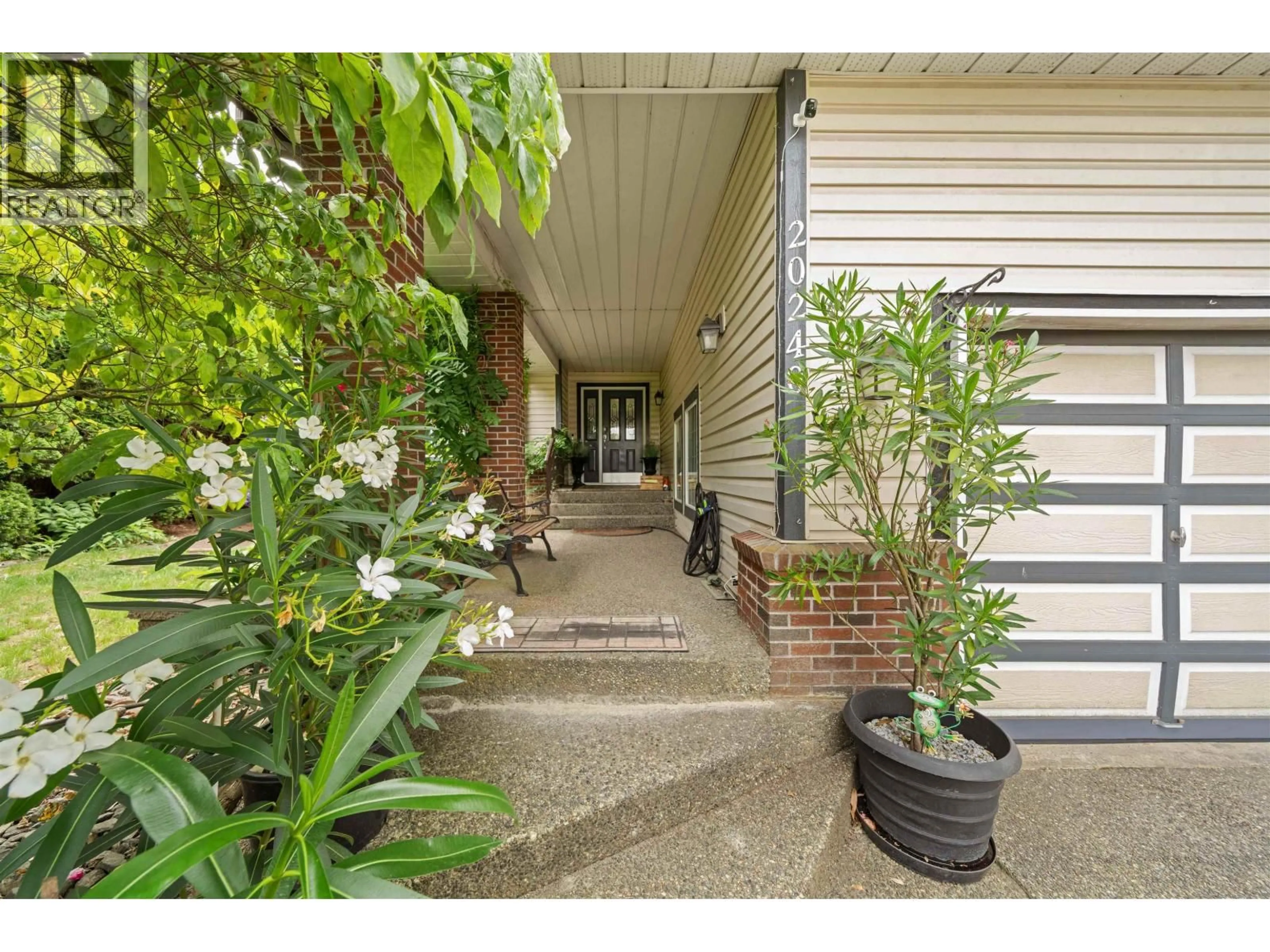 Indoor foyer for 20240 121 AVENUE, Maple Ridge British Columbia V2X9P1