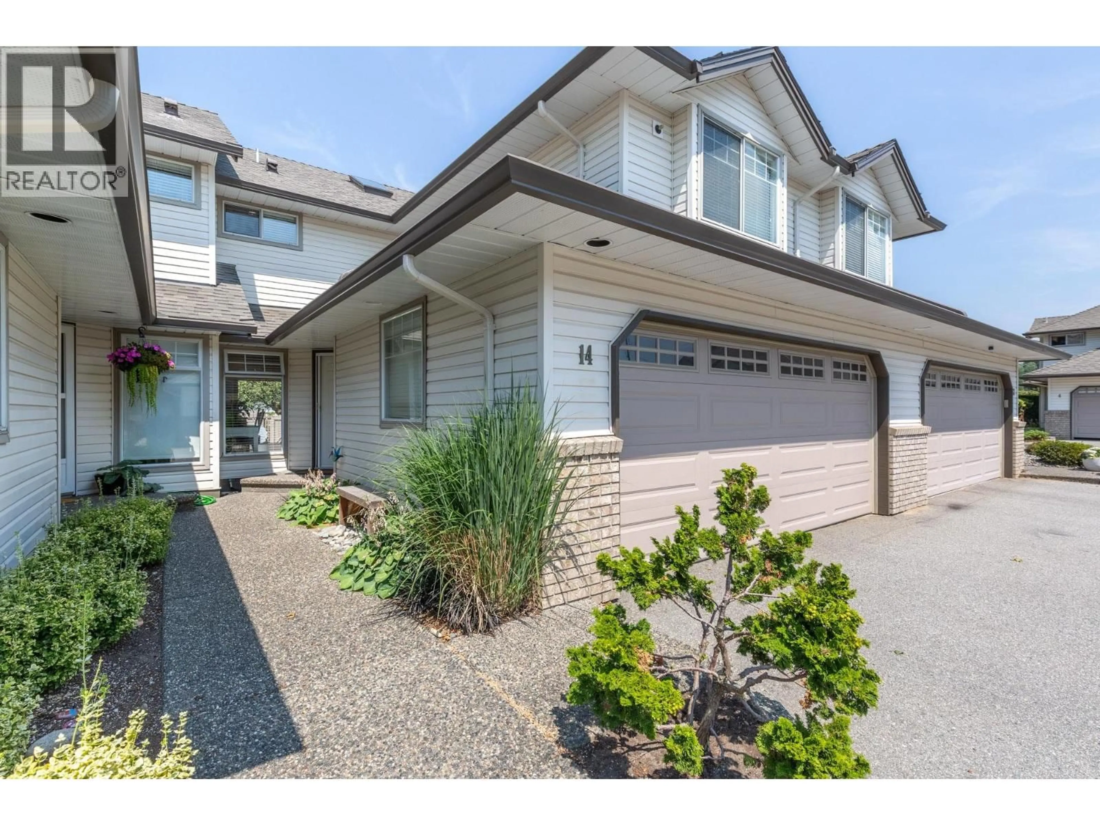 Home with vinyl exterior material, street for 14 - 19051 119 AVENUE, Pitt Meadows British Columbia V3Y2M8