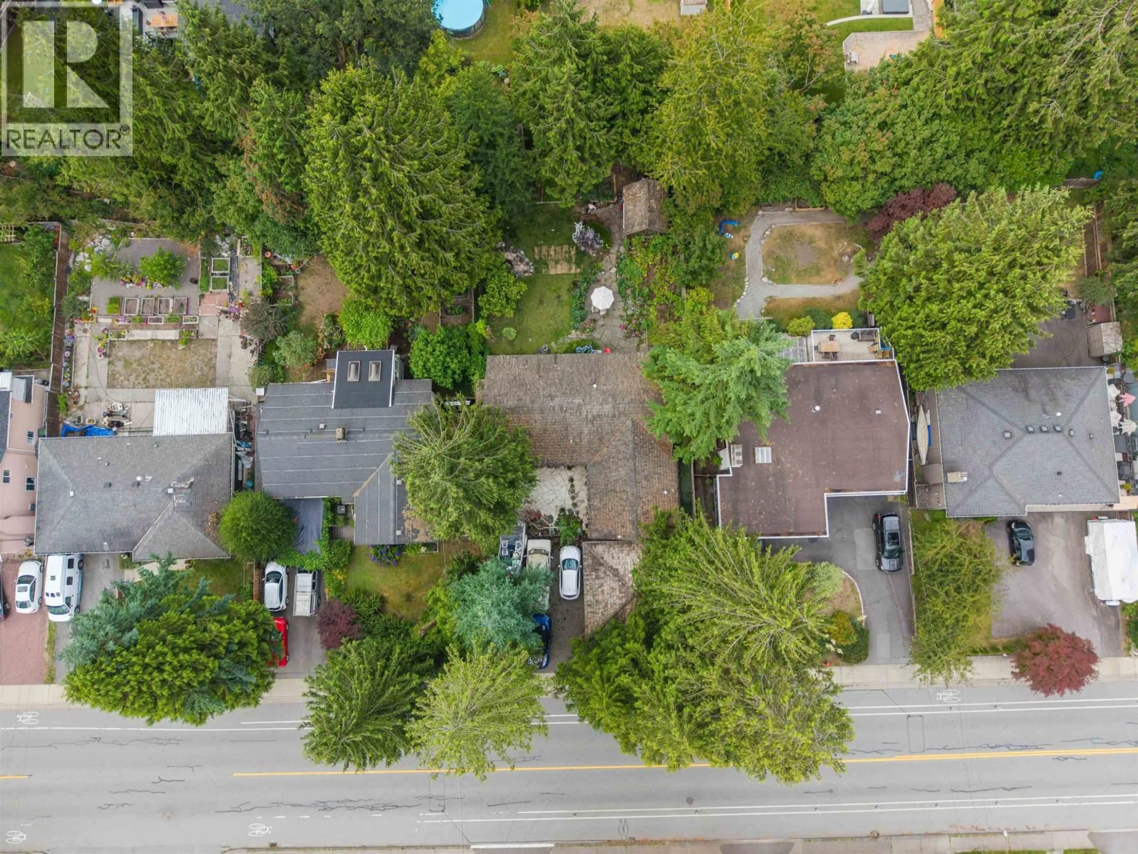 A pic from outside/outdoor area/front of a property/back of a property/a pic from drone, street for 886 29TH STREET, North Vancouver British Columbia V7K1B8