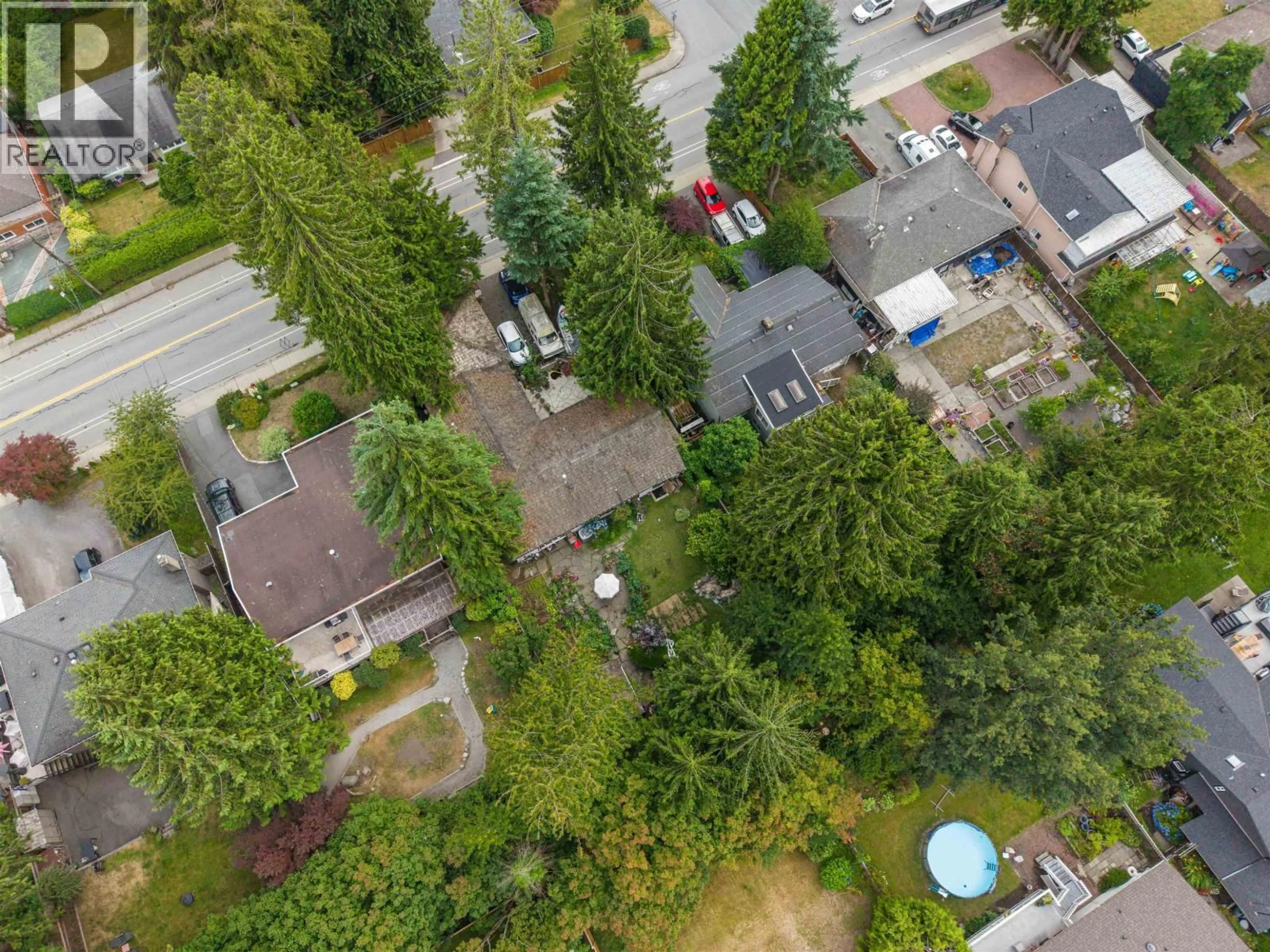 A pic from outside/outdoor area/front of a property/back of a property/a pic from drone, street for 886 29TH STREET, North Vancouver British Columbia V7K1B8