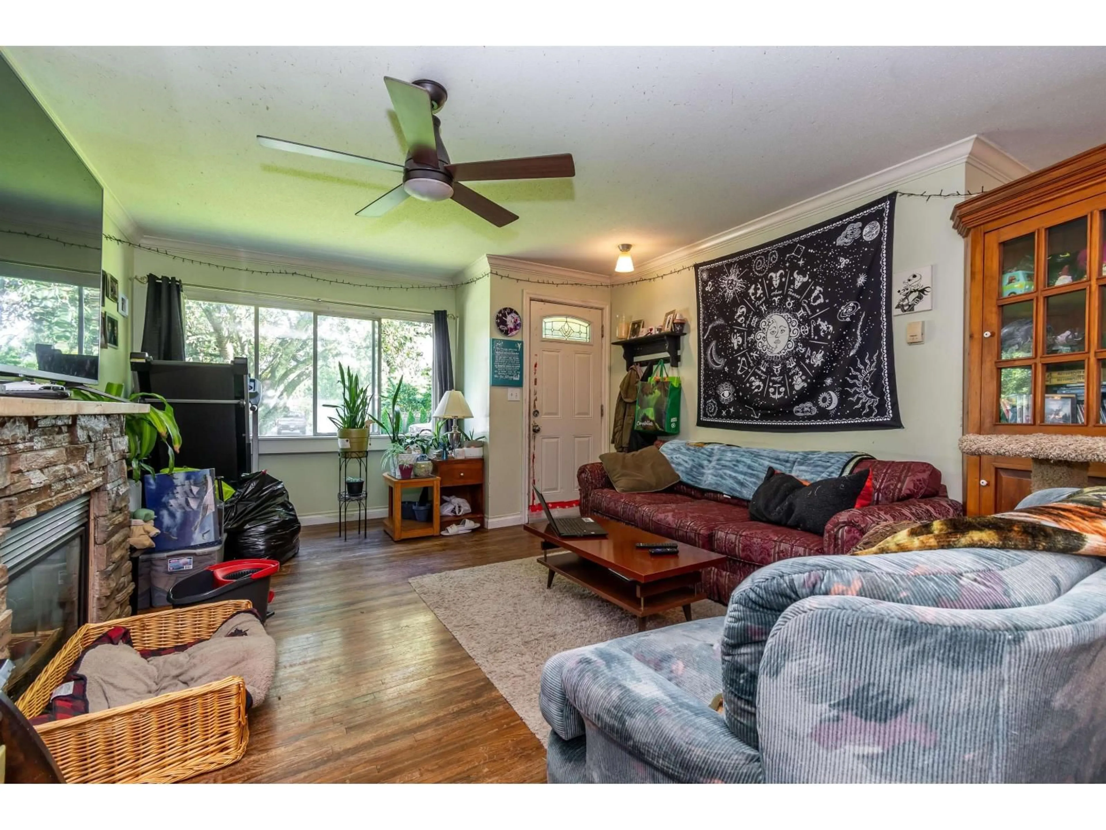 Living room with furniture, wood/laminate floor for 9475 STANLEY STREET, Chilliwack British Columbia V2P3Y2