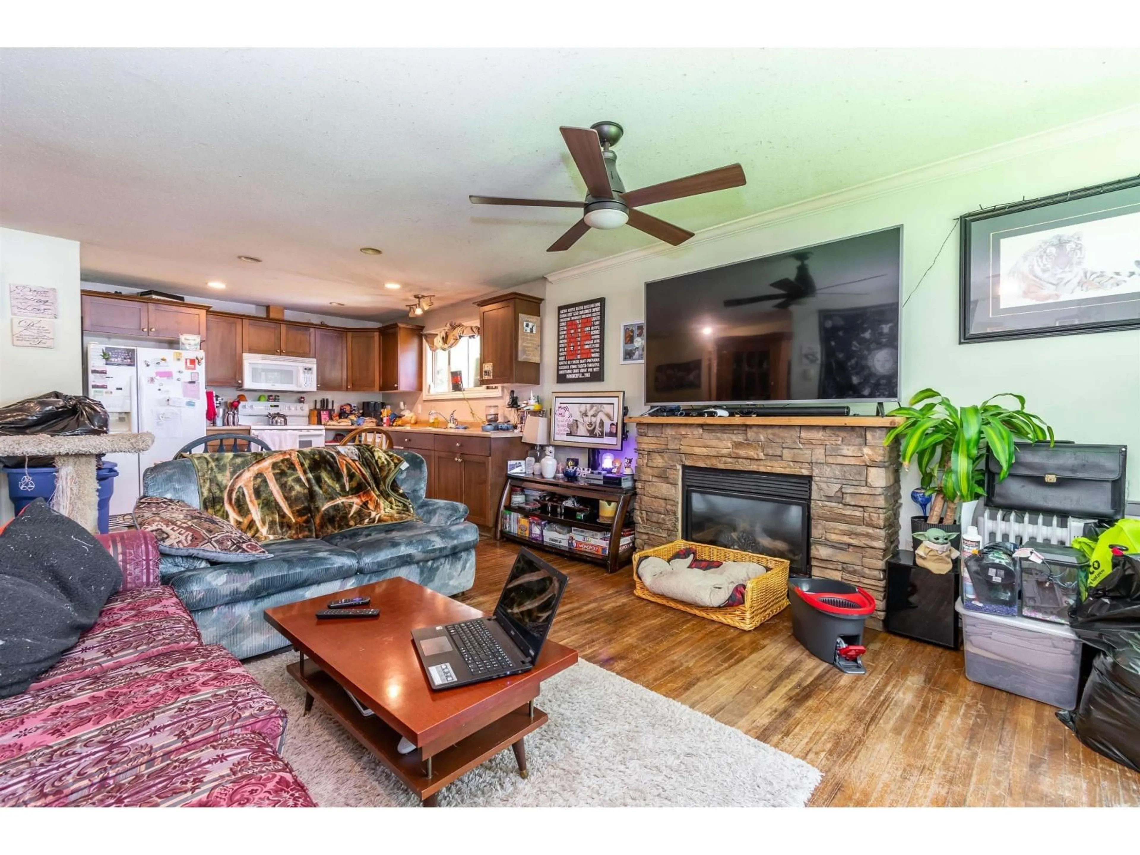 Living room with furniture, wood/laminate floor for 9475 STANLEY STREET, Chilliwack British Columbia V2P3Y2