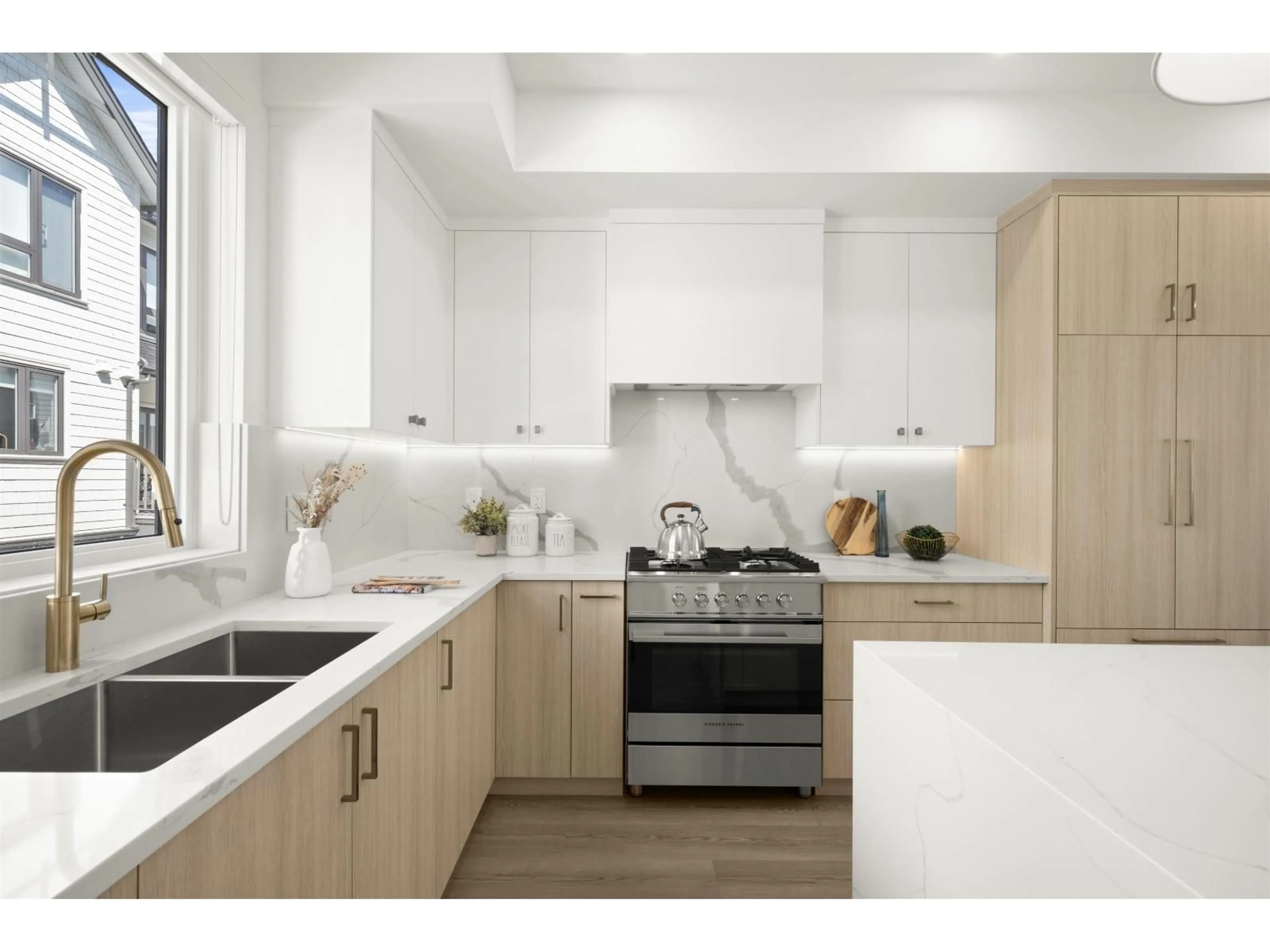 Contemporary kitchen, unknown for 64 - 16358 90 AVENUE, Surrey British Columbia V4N1A1