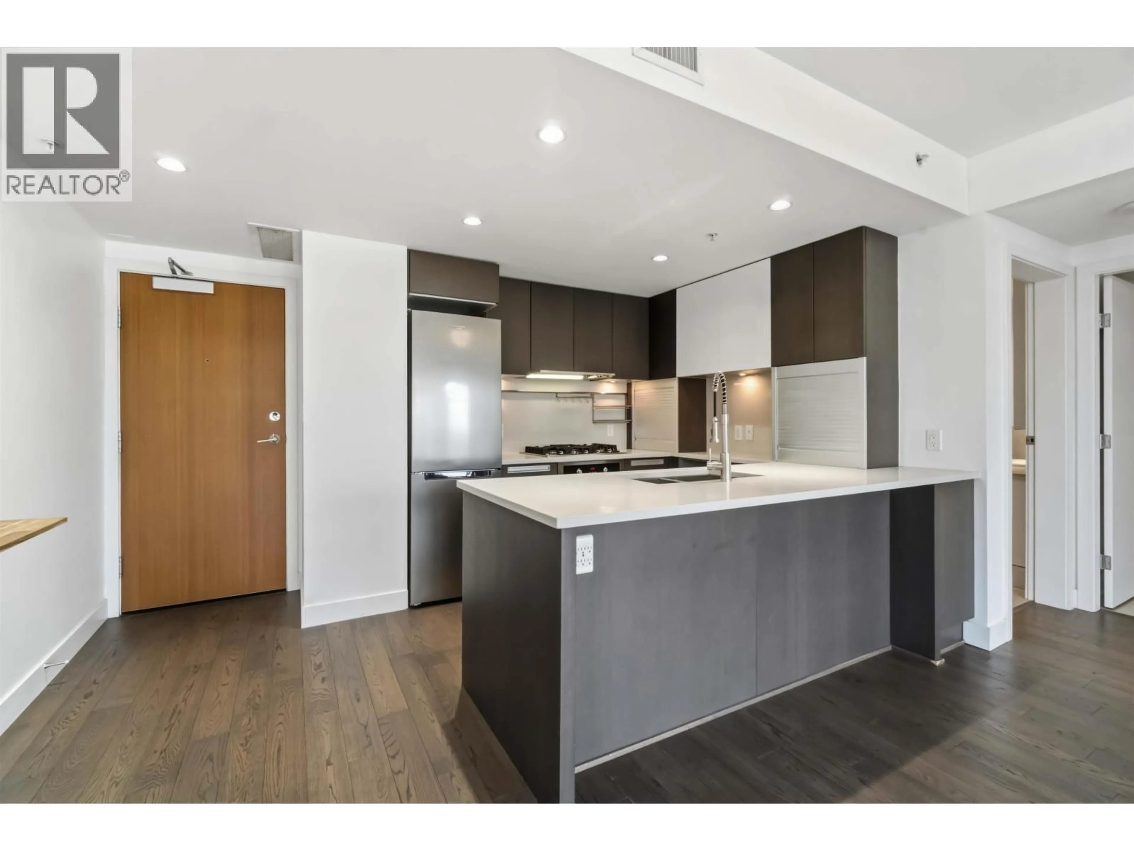 Open concept kitchen, wood/laminate floor for 808 - 288 1ST AVENUE, Vancouver British Columbia V5Y0E9