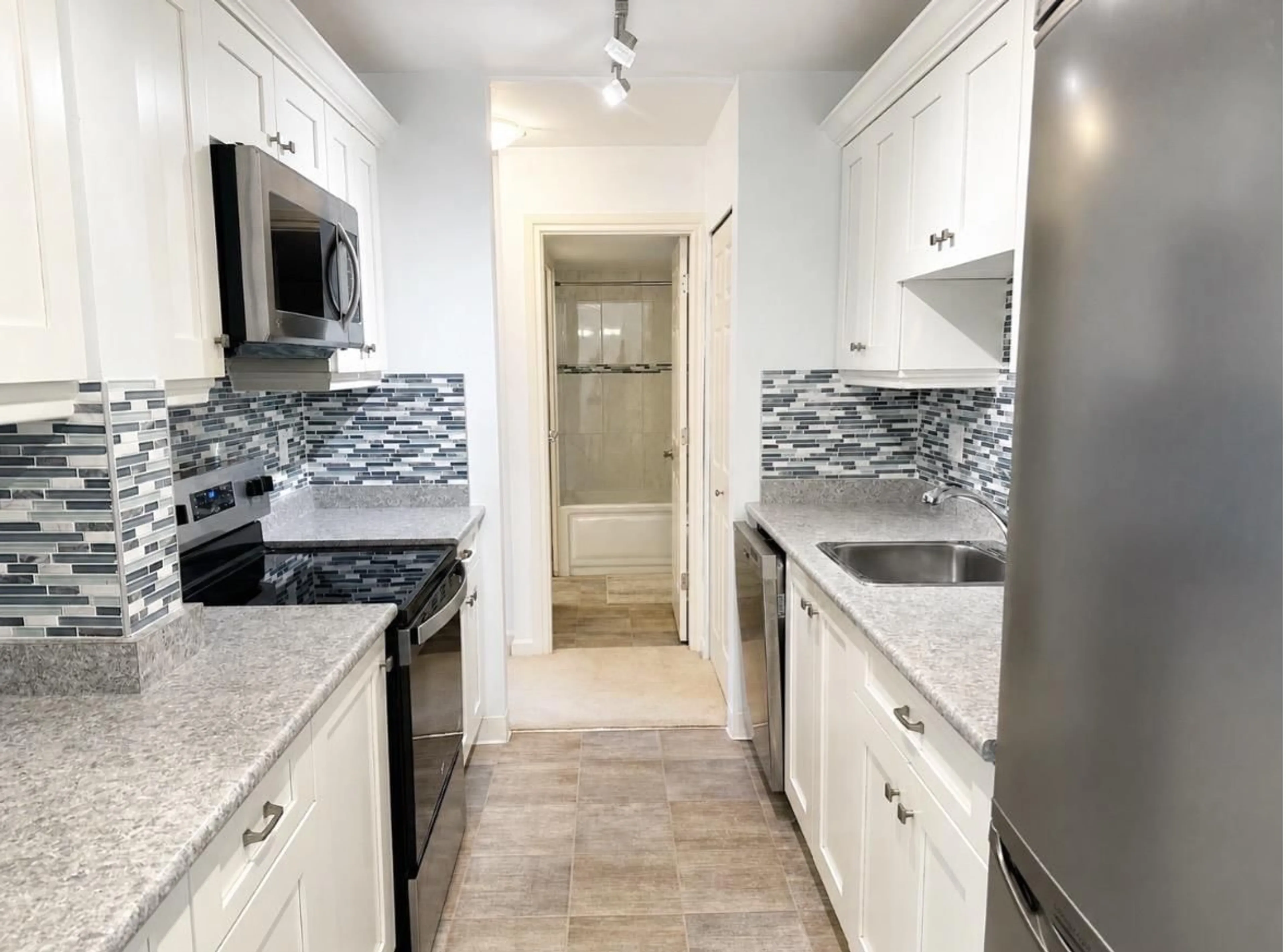Standard kitchen, ceramic/tile floor for 205 - 1850 SOUTHMERE CRESCENT, Surrey British Columbia V4A6Y6