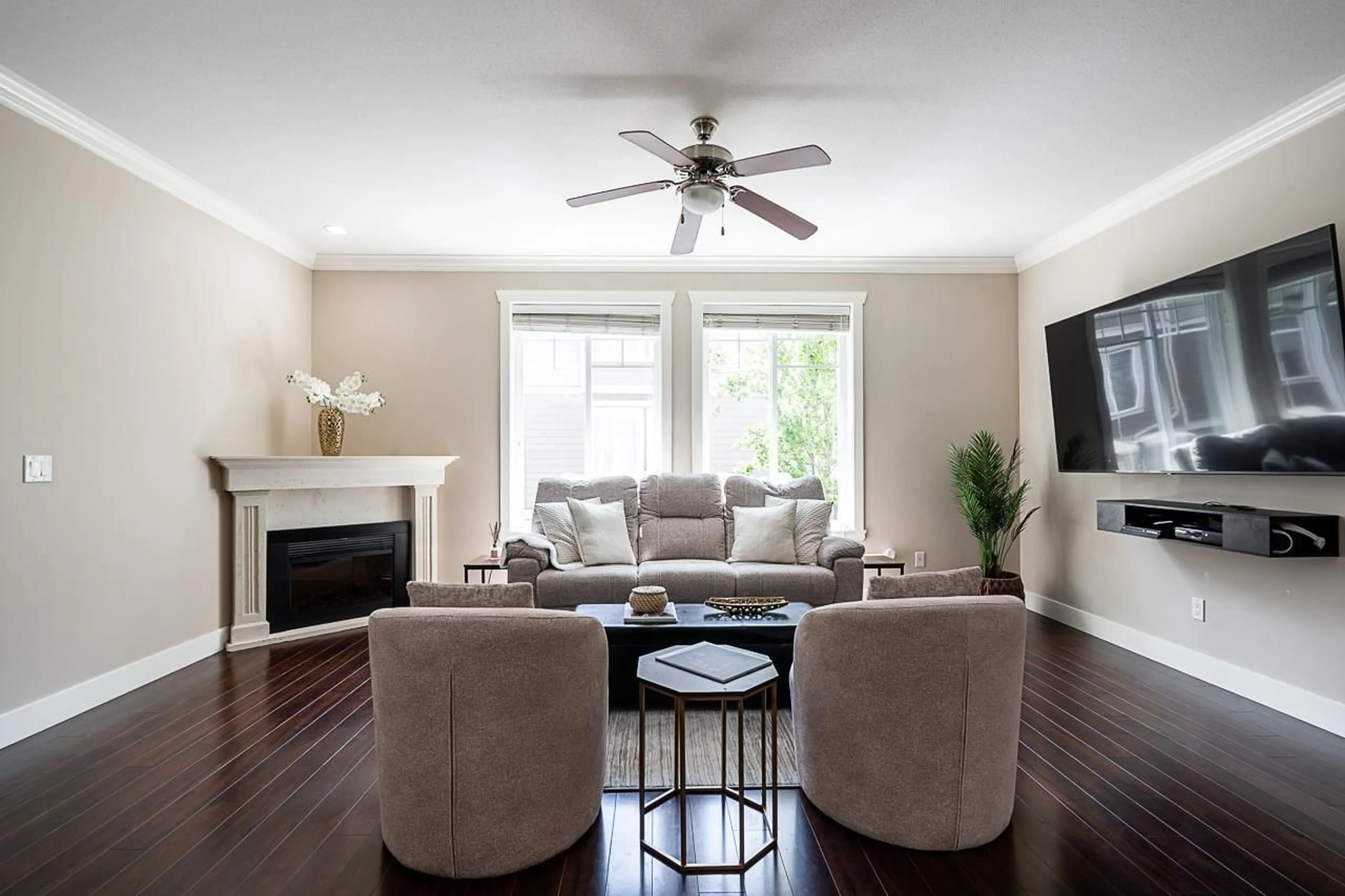 Living room with furniture, wood/laminate floor for 33 - 15399 GUILDFORD DRIVE, Surrey British Columbia V3R7C6