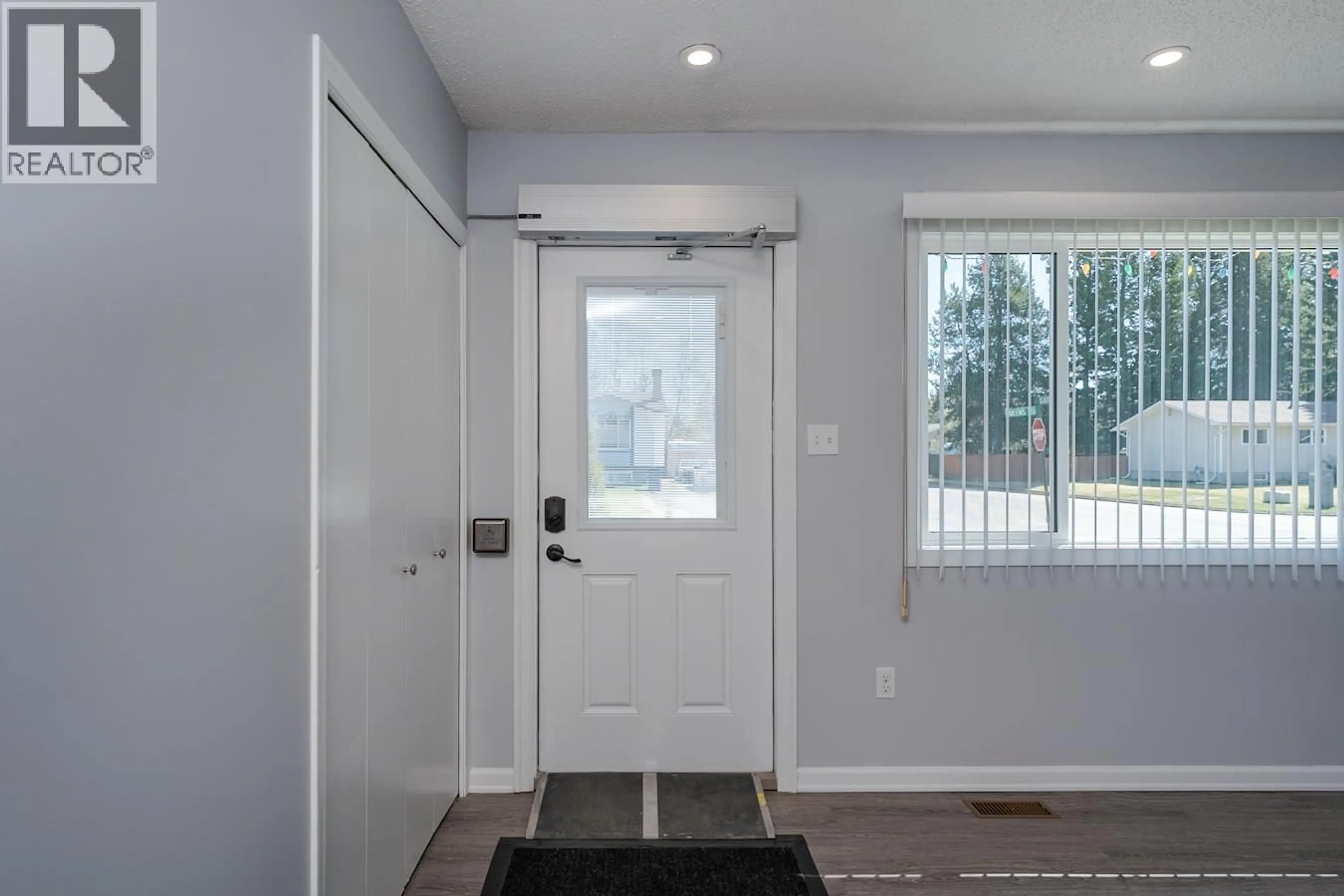 Indoor entryway for 7759 QUEENS CRESCENT, Prince George British Columbia V2N3H3