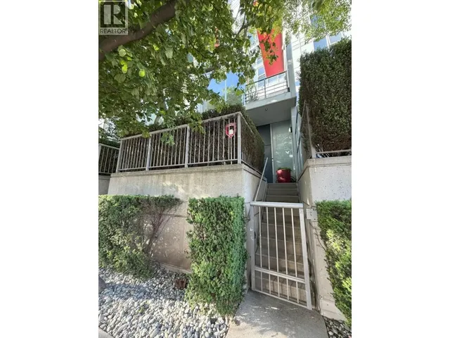 121 GEORGIA STREET, Vancouver 3