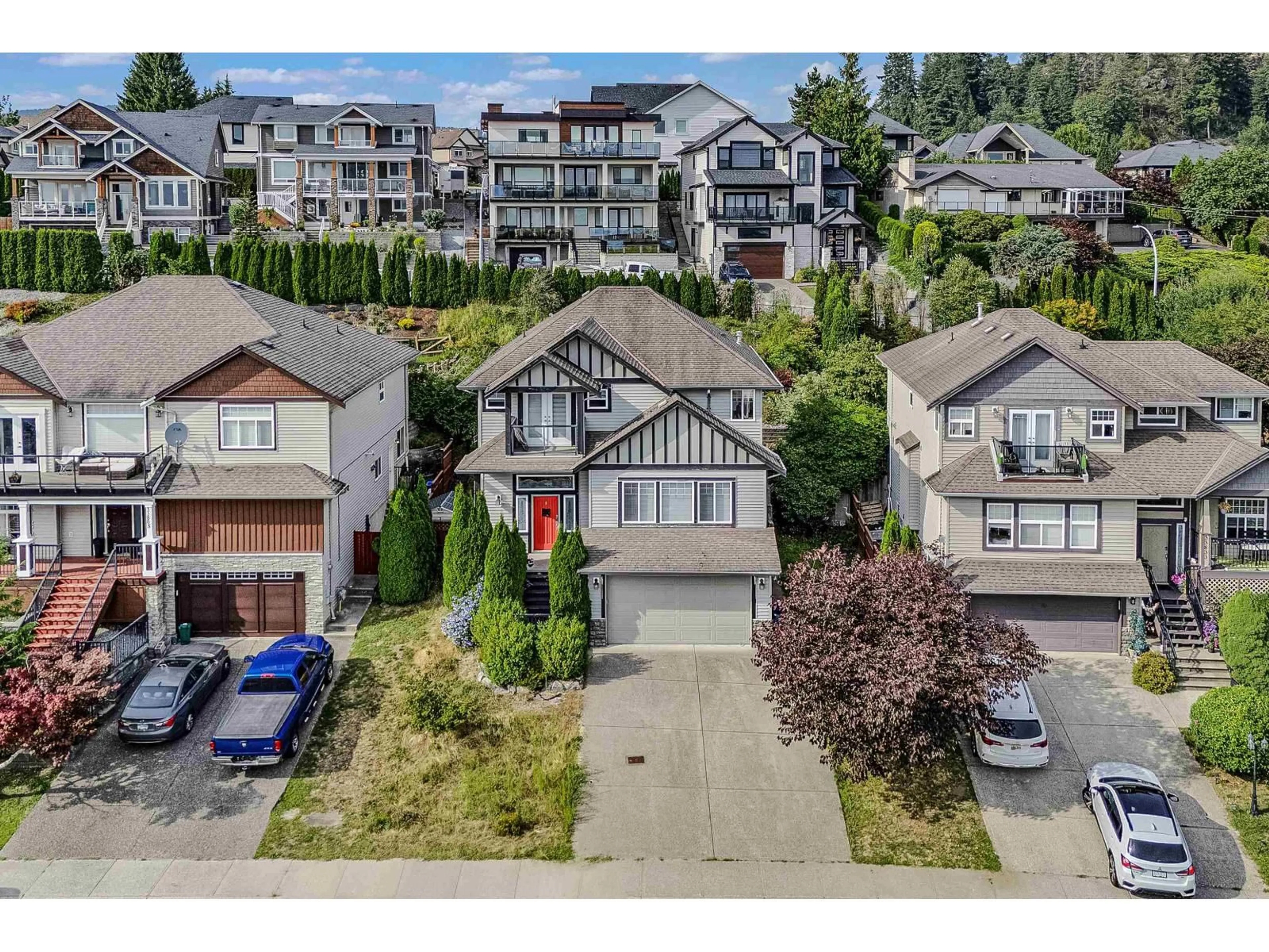 A pic from outside/outdoor area/front of a property/back of a property/a pic from drone, street for 33821 GREWALL CRESCENT, Mission British Columbia V2V7B6