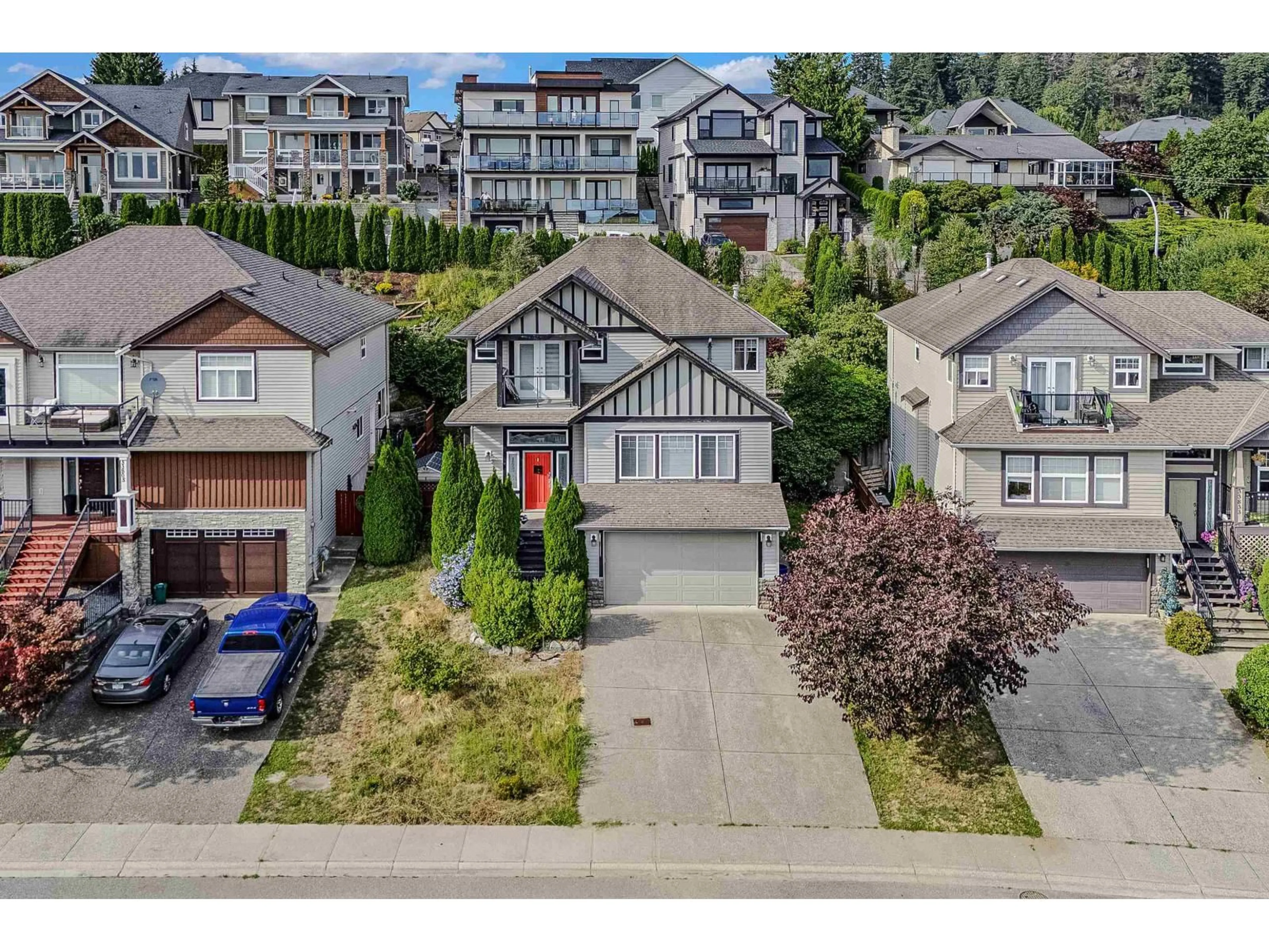 A pic from outside/outdoor area/front of a property/back of a property/a pic from drone, street for 33821 GREWALL CRESCENT, Mission British Columbia V2V7B6