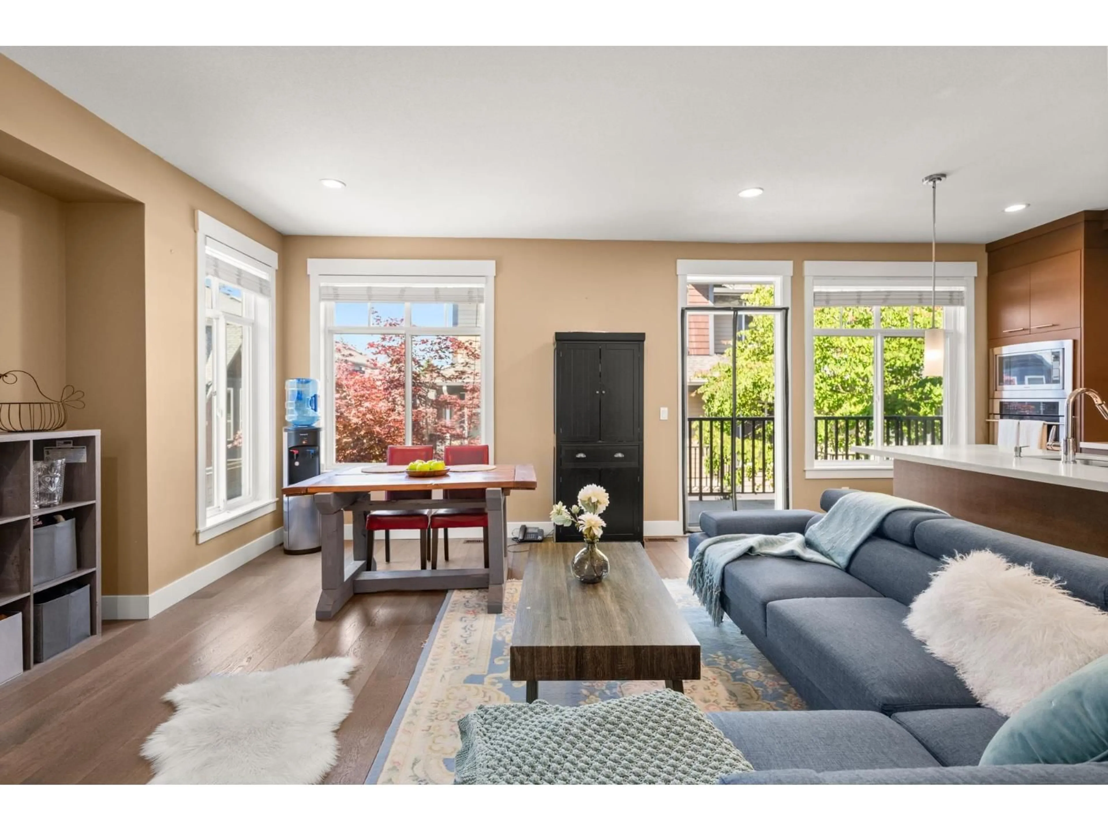 Living room with furniture, wood/laminate floor for 10 - 15977 26 AVENUE, Surrey British Columbia V3Z2W7
