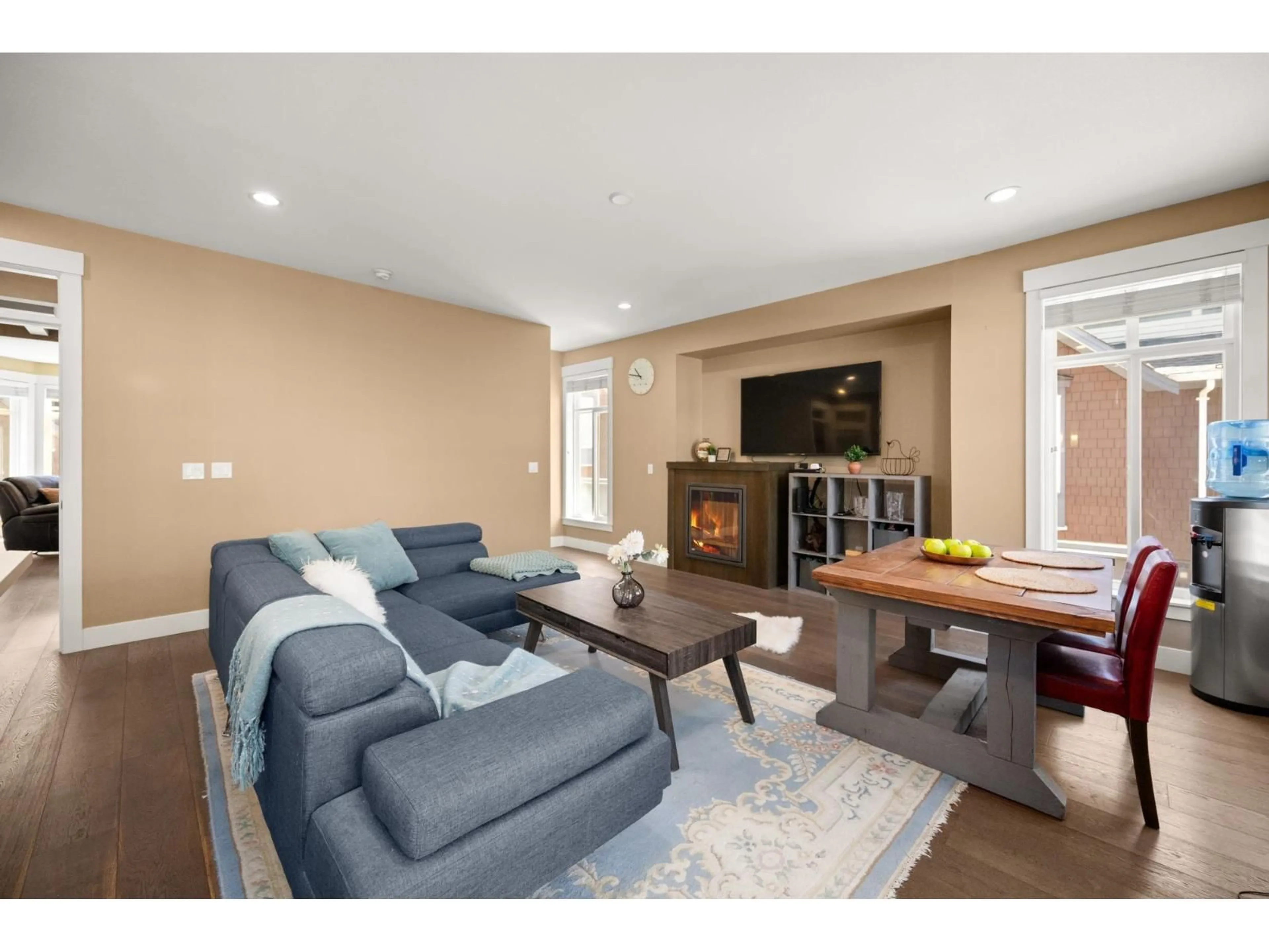 Living room with furniture, unknown for 10 - 15977 26 AVENUE, Surrey British Columbia V3Z2W7