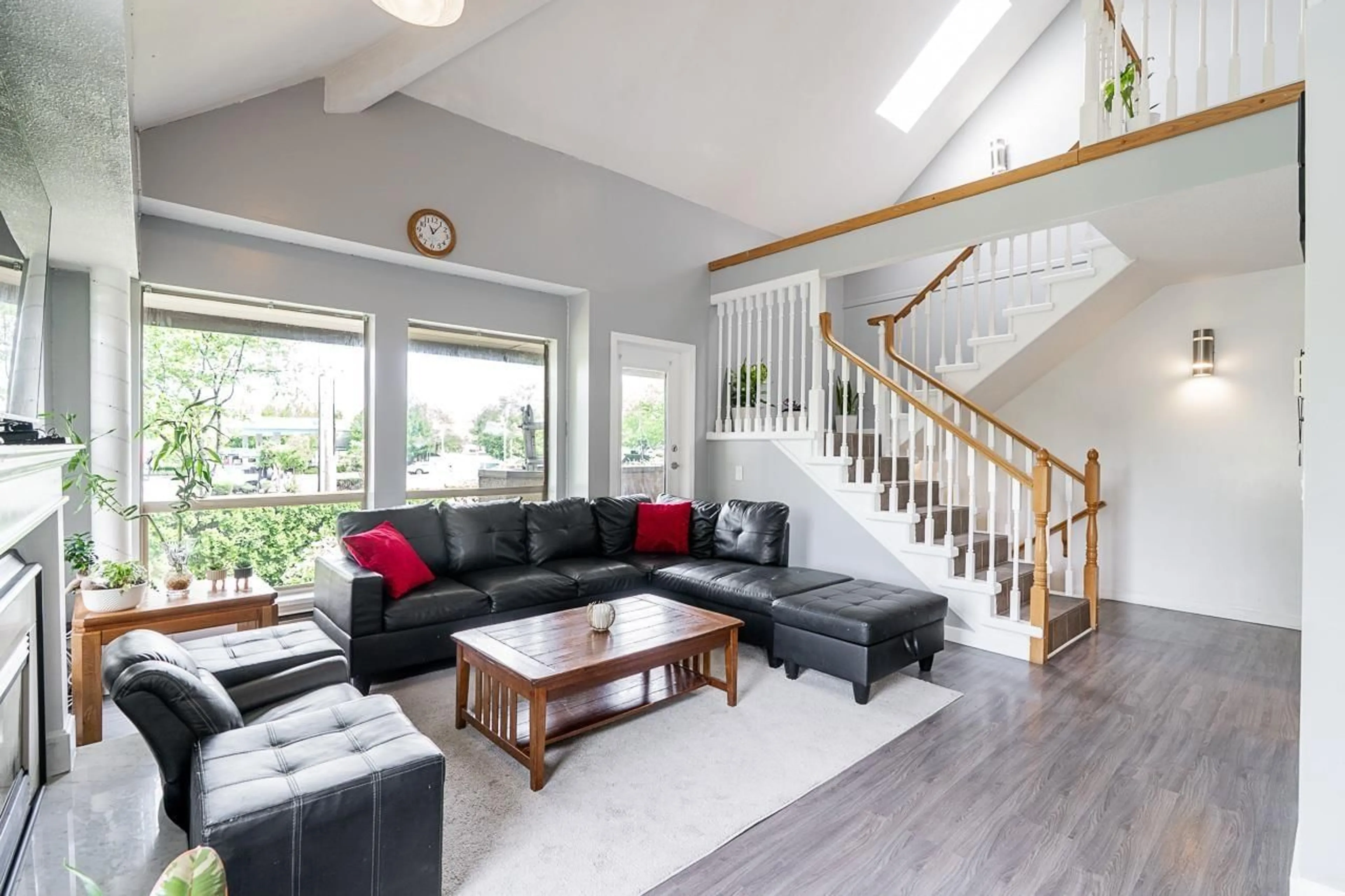Living room with furniture, wood/laminate floor for 21 - 12172 72 AVENUE, Surrey British Columbia V3W2L9