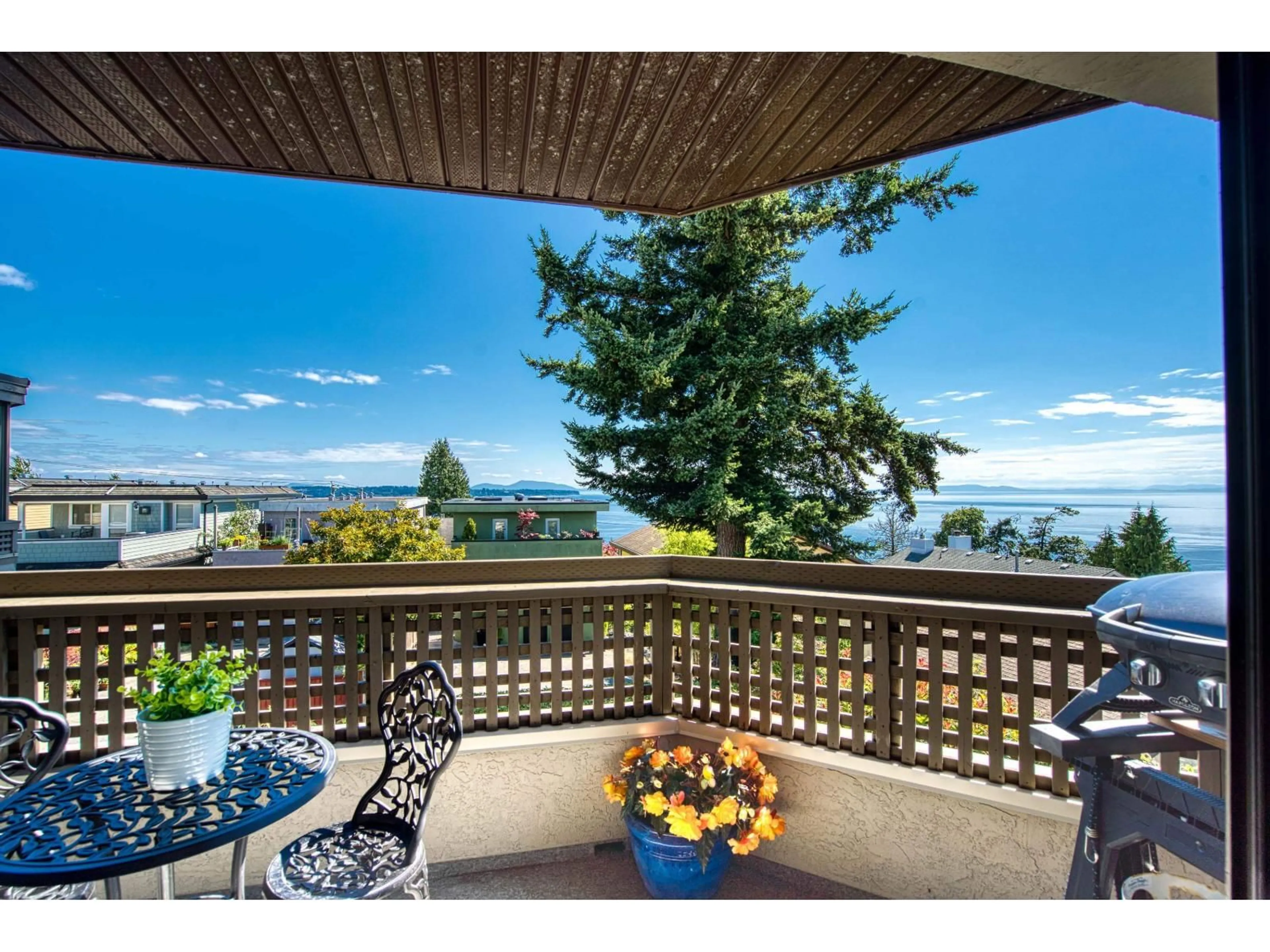 Patio, water/lake/river/ocean view for 206 - 15080 PROSPECT AVENUE, White Rock British Columbia V4B2B7