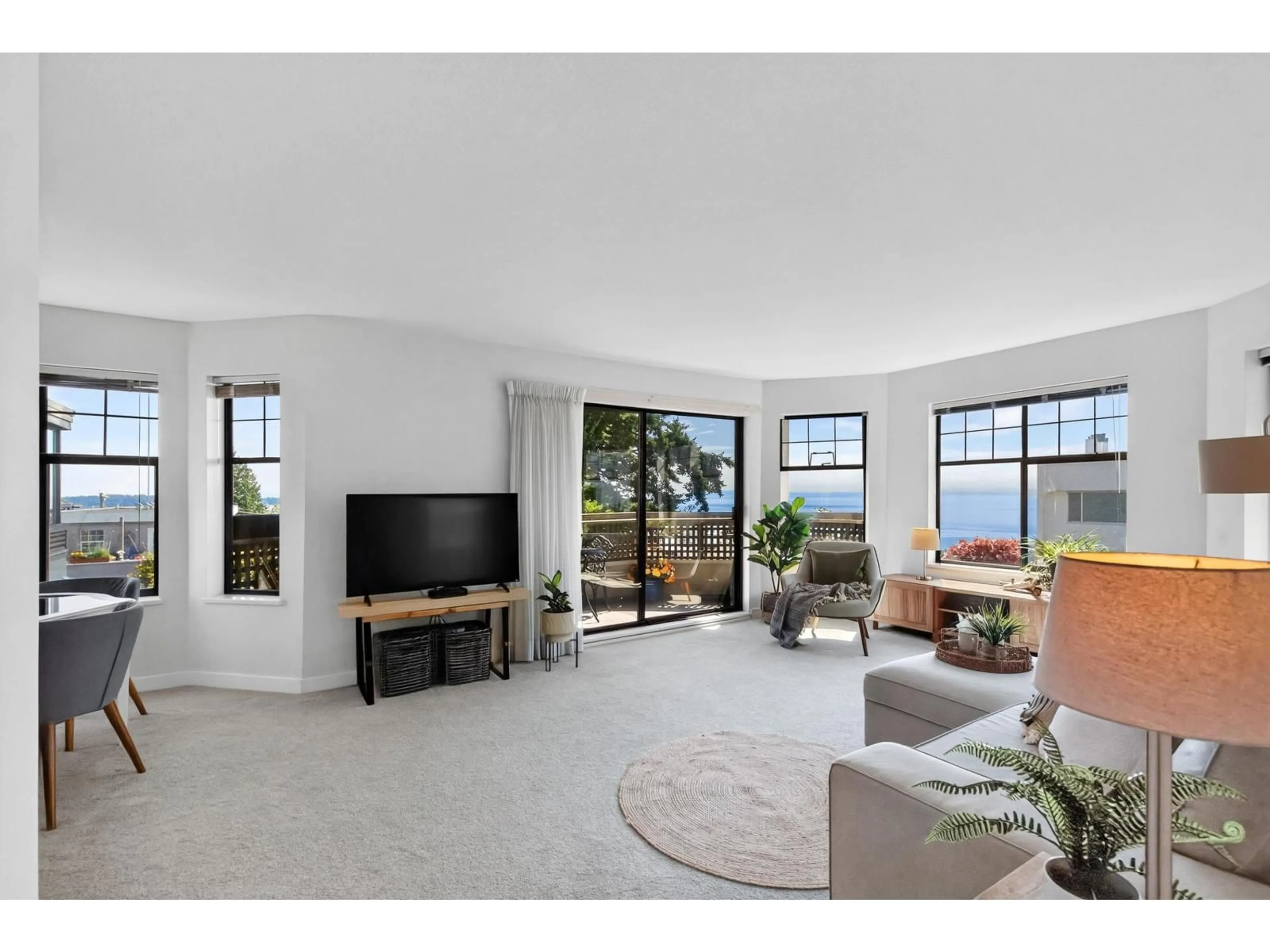 Living room with furniture, unknown for 206 - 15080 PROSPECT AVENUE, White Rock British Columbia V4B2B7