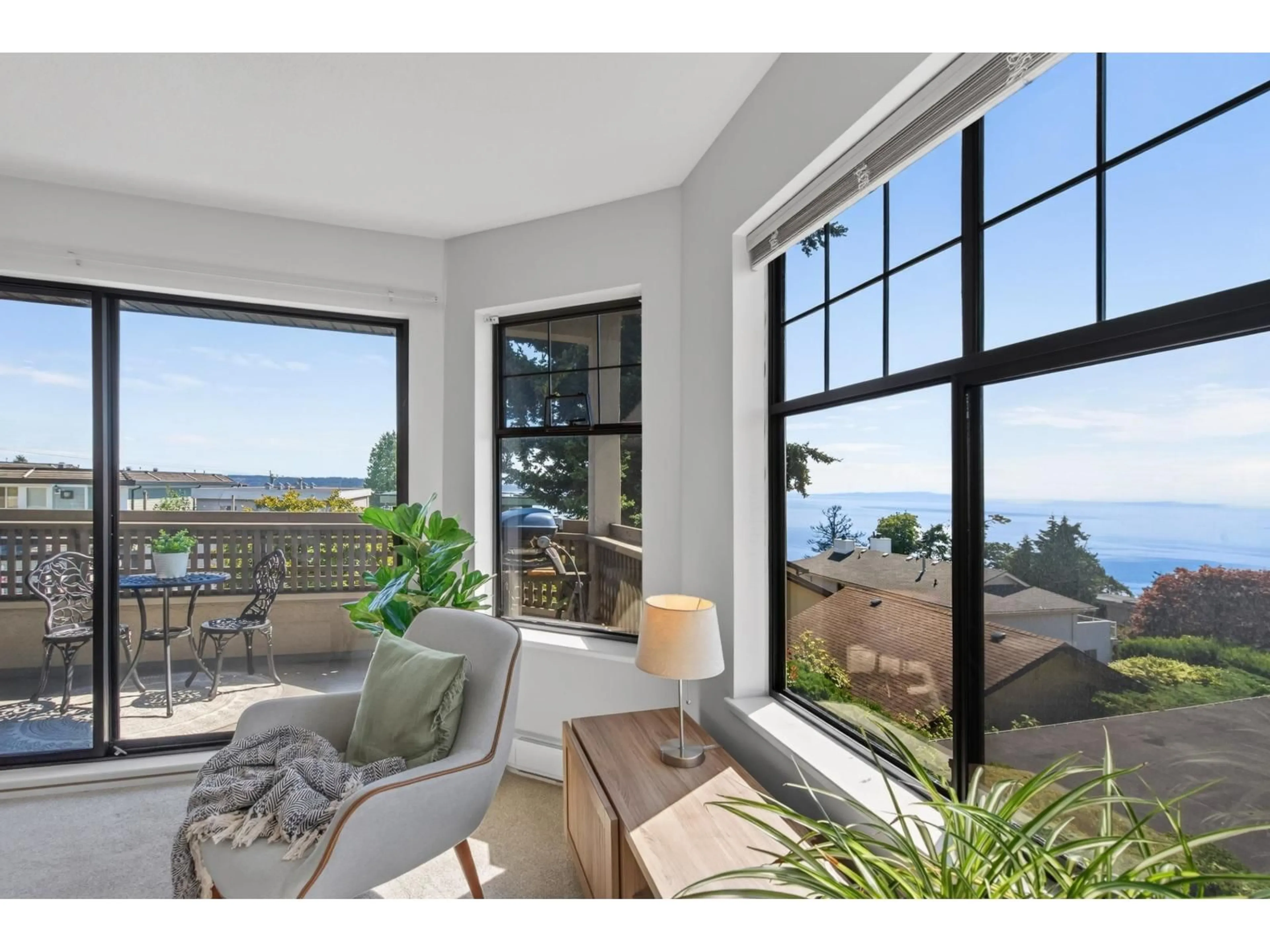 Living room with furniture, unknown for 206 - 15080 PROSPECT AVENUE, White Rock British Columbia V4B2B7