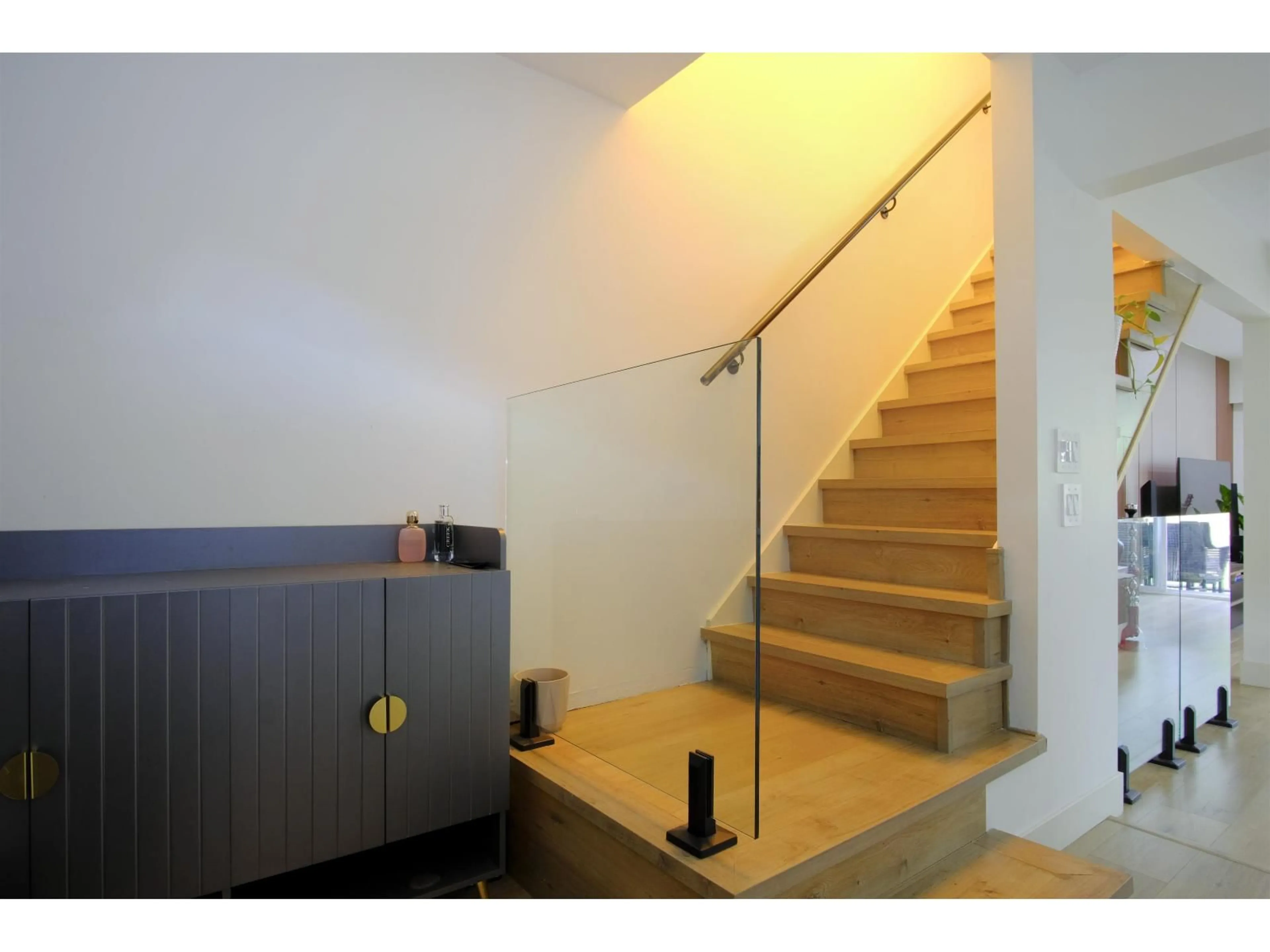 Indoor foyer for 10 - 10736 GUILDFORD DRIVE, Surrey British Columbia V3R1W6
