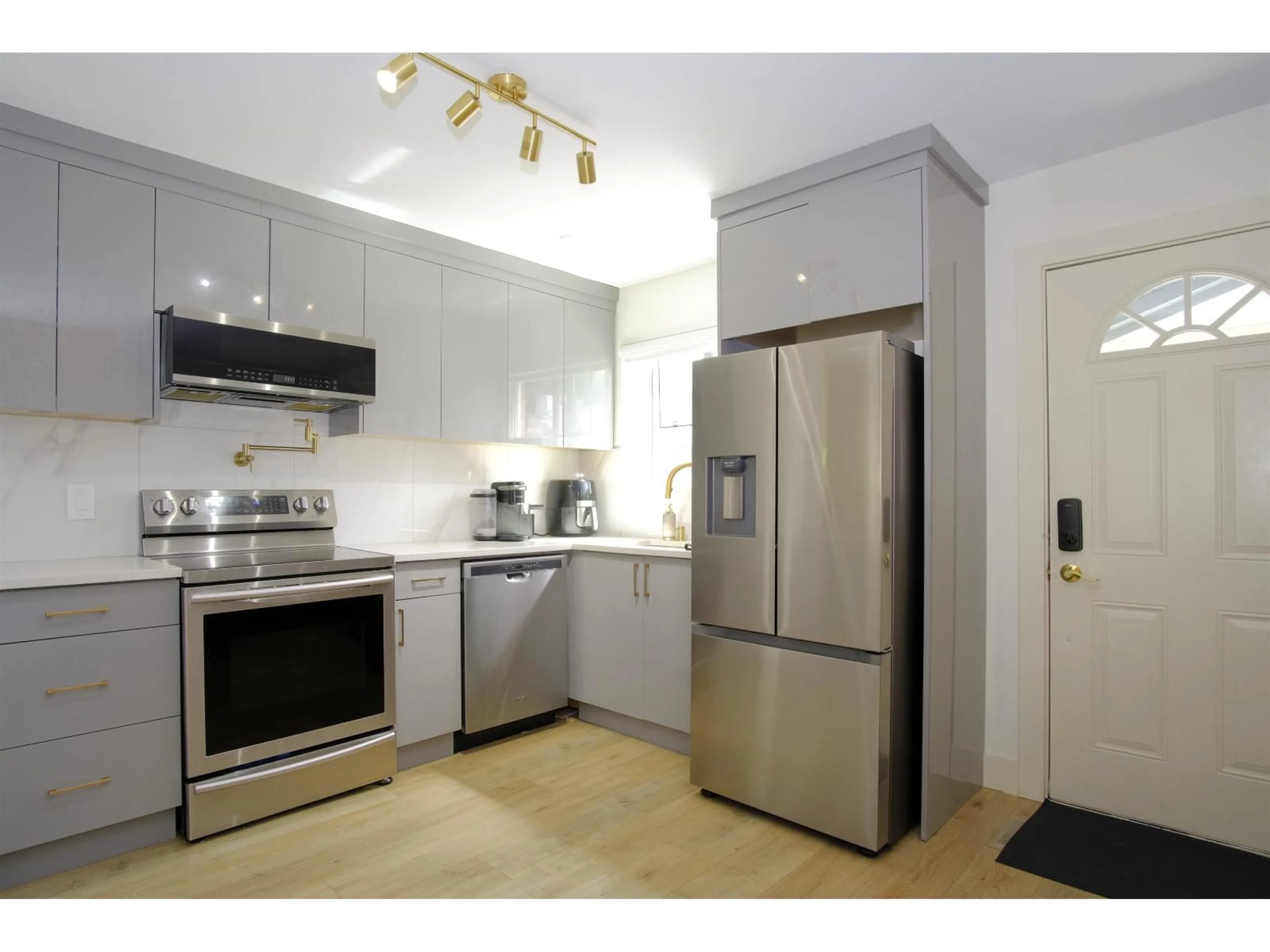 Standard kitchen, unknown for 10 - 10736 GUILDFORD DRIVE, Surrey British Columbia V3R1W6