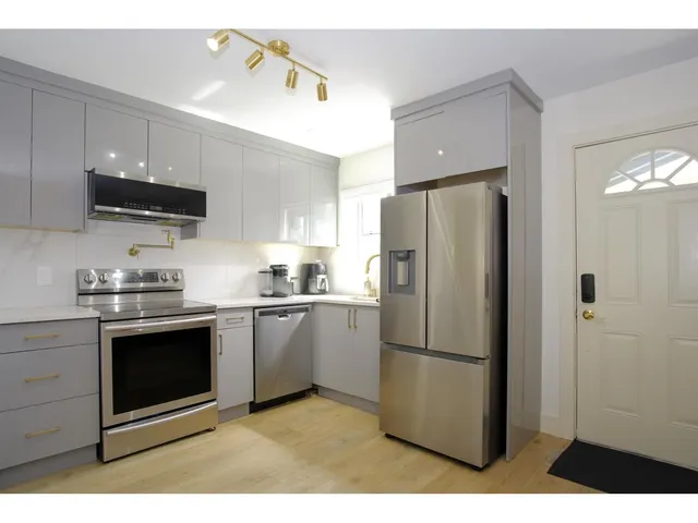 10 - 10736 GUILDFORD DRIVE, Surrey 5