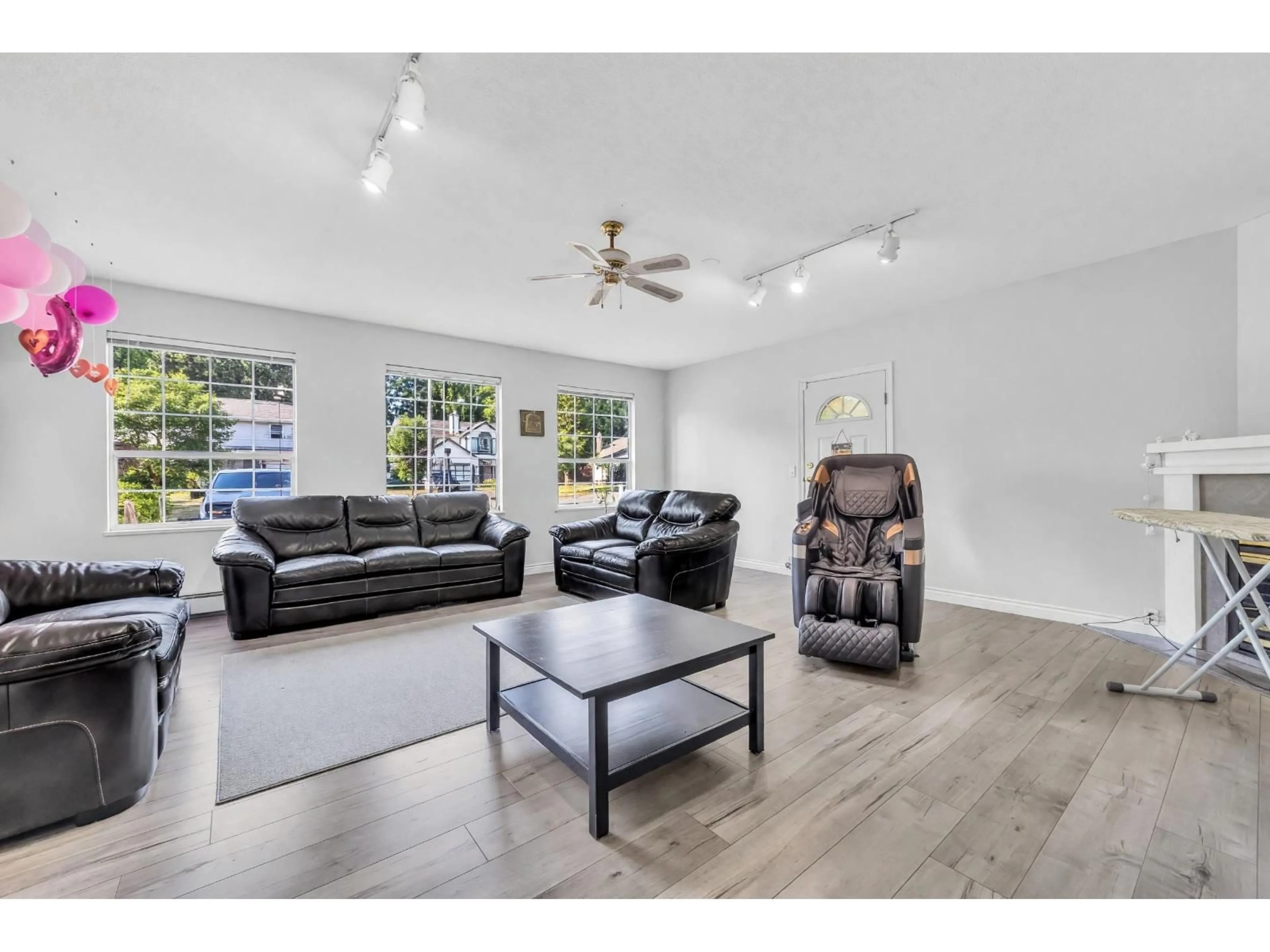 Living room with furniture, unknown for 15447 92A AVENUE, Surrey British Columbia V3R9B2