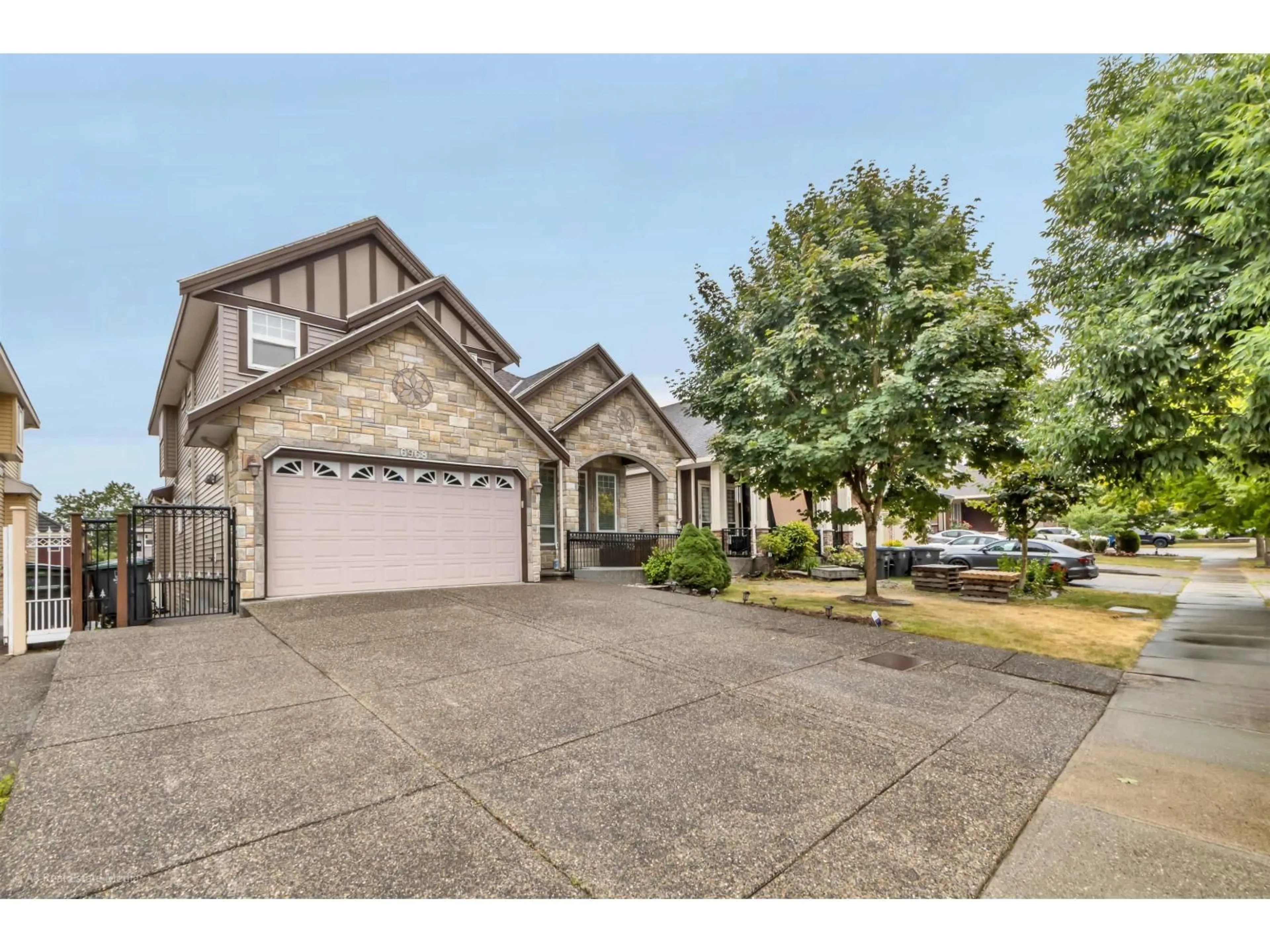 Unknown for 6968 151A STREET, Surrey British Columbia V3W3T1