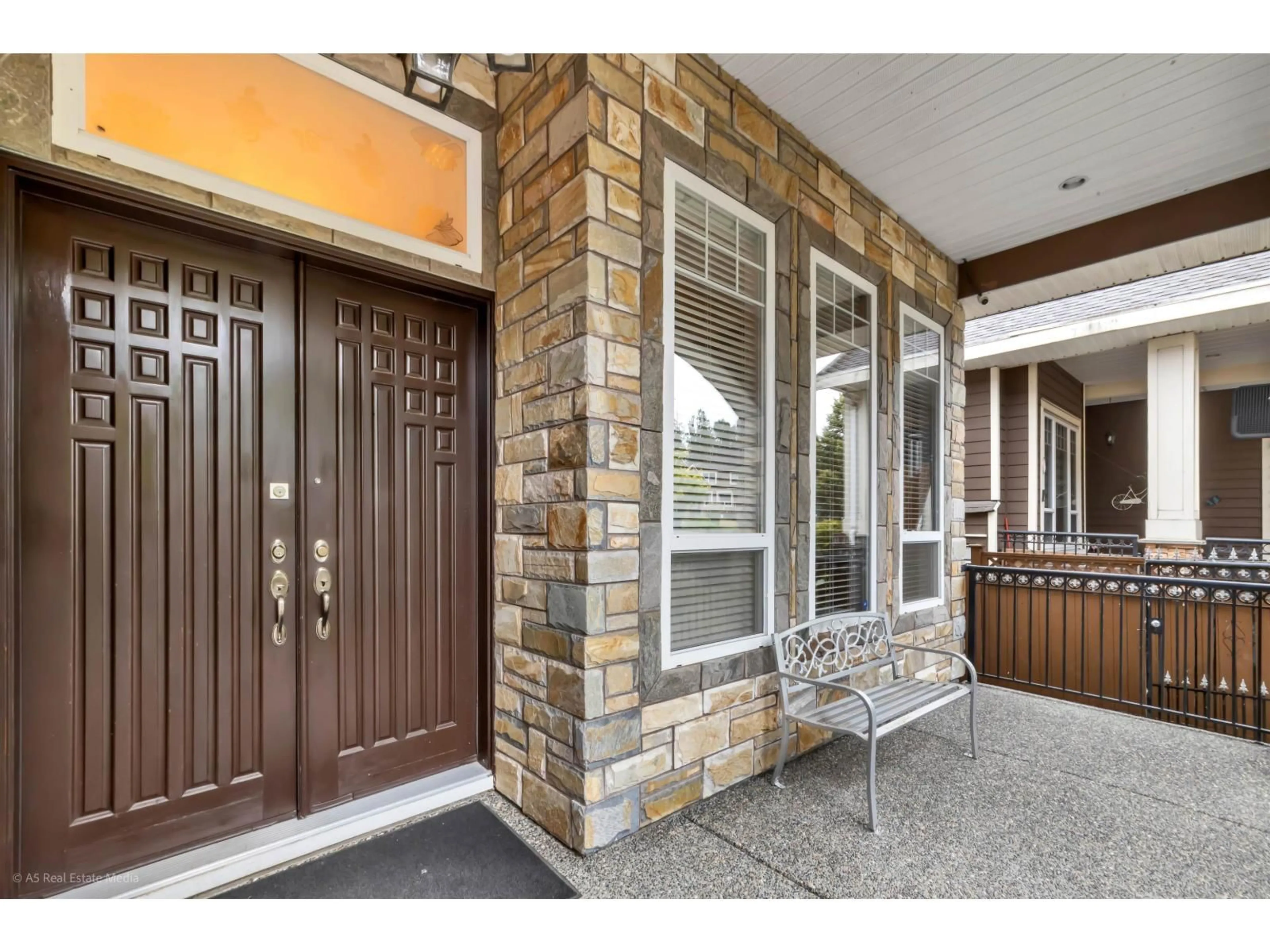 Indoor entryway for 6968 151A STREET, Surrey British Columbia V3W3T1