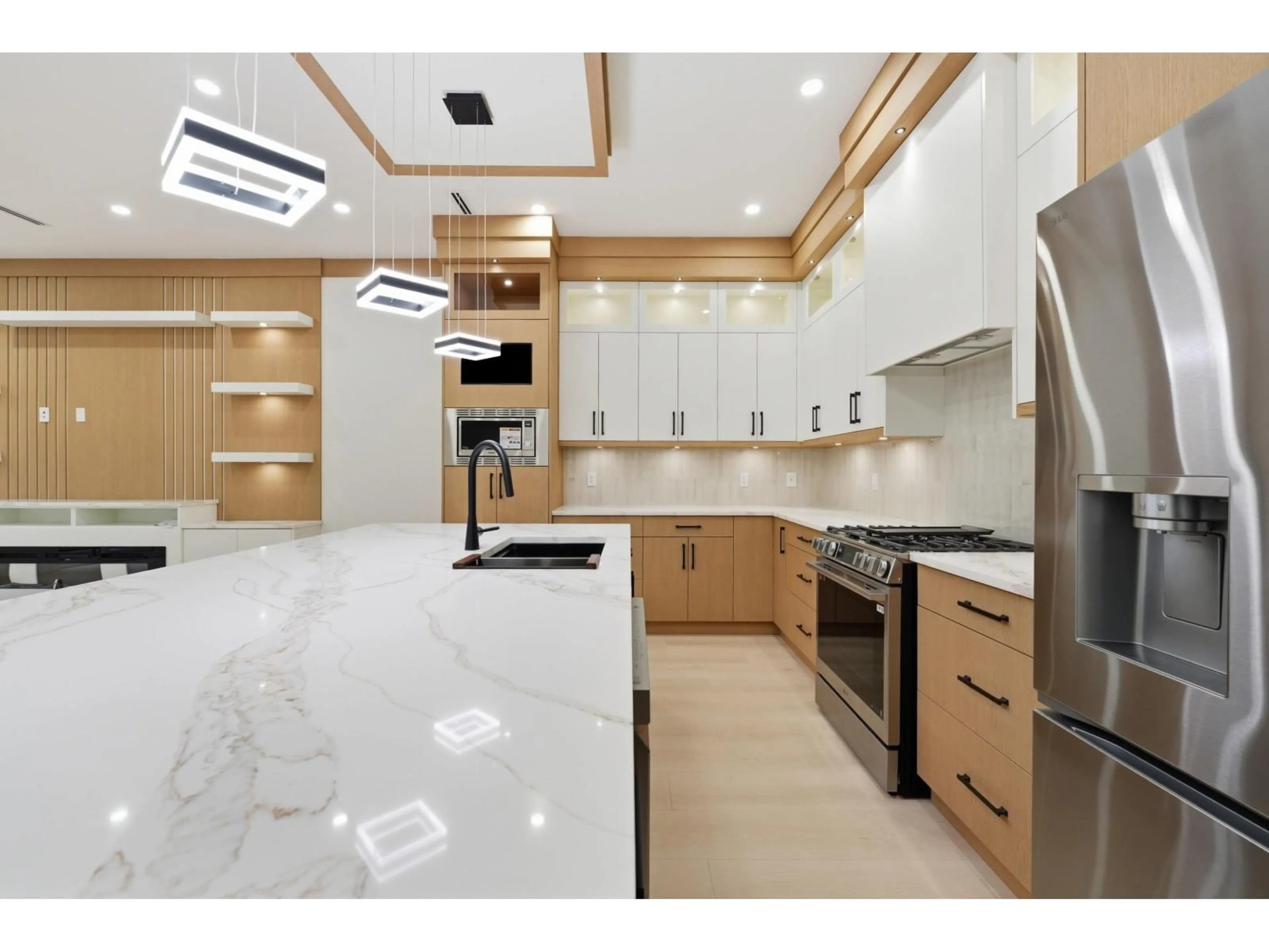 Contemporary kitchen, ceramic/tile floor for 2 - 9550 126 STREET, Surrey British Columbia V3V5C8