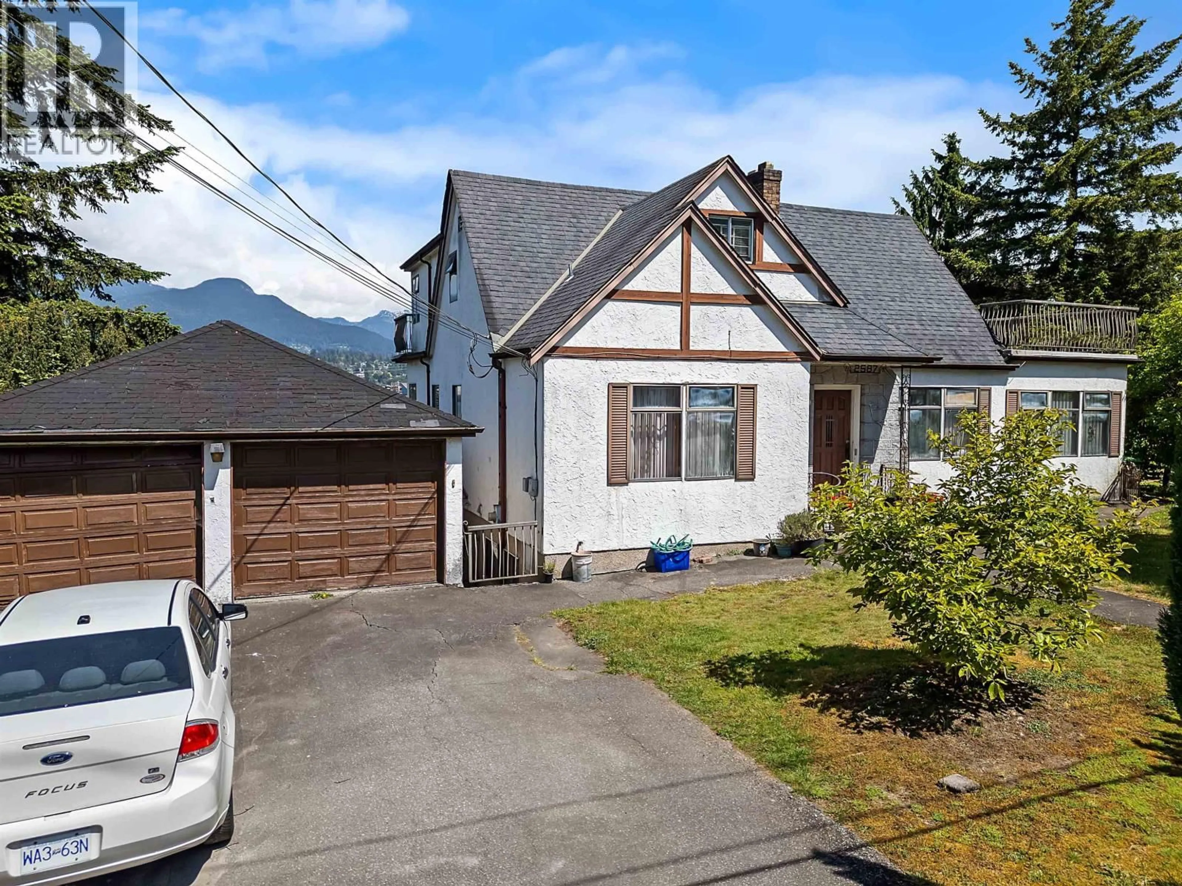 A pic from outside/outdoor area/front of a property/back of a property/a pic from drone, street for 2587 YALE STREET, Vancouver British Columbia V5K1C1