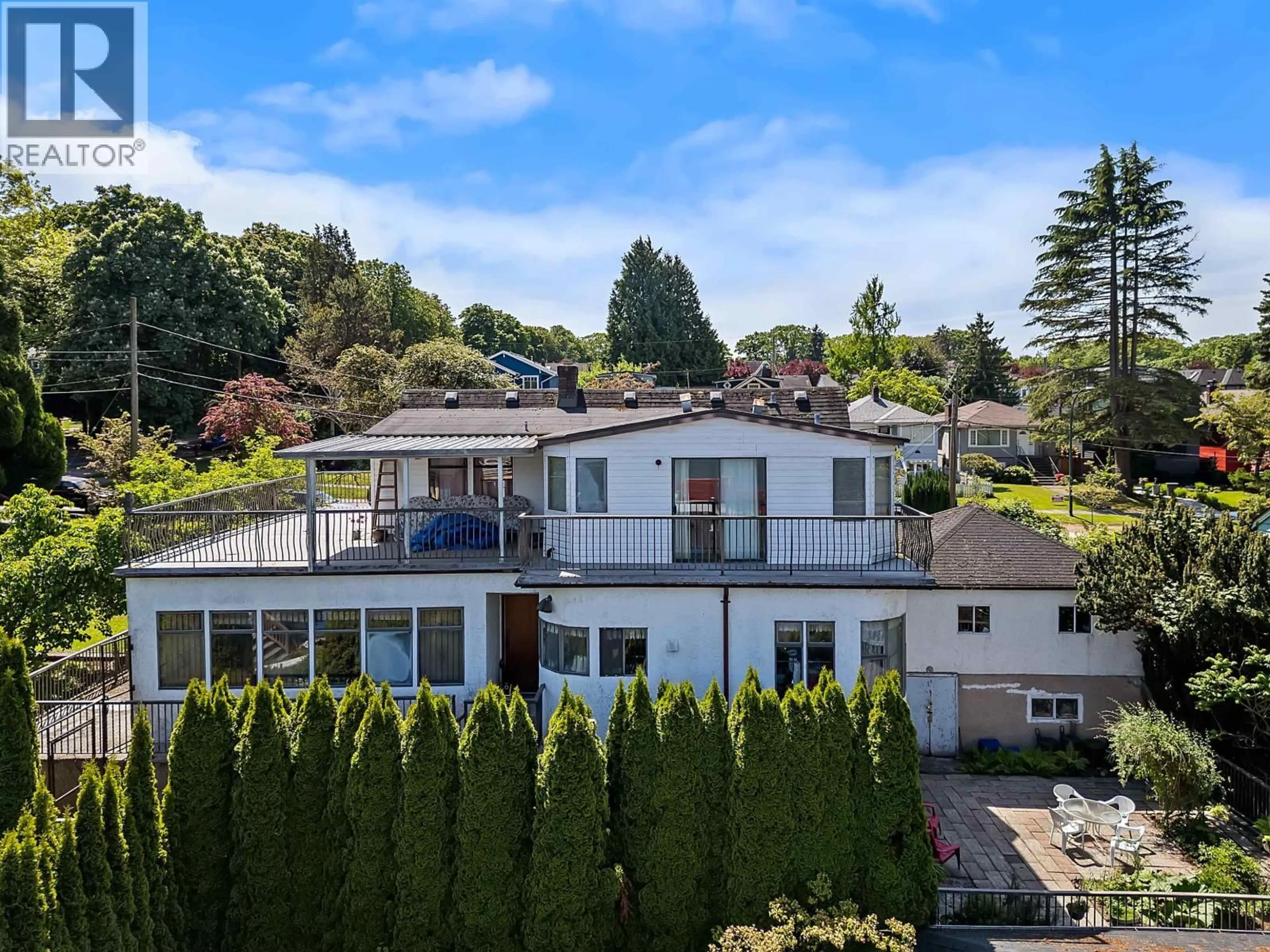 A pic from outside/outdoor area/front of a property/back of a property/a pic from drone, unknown for 2587 YALE STREET, Vancouver British Columbia V5K1C1