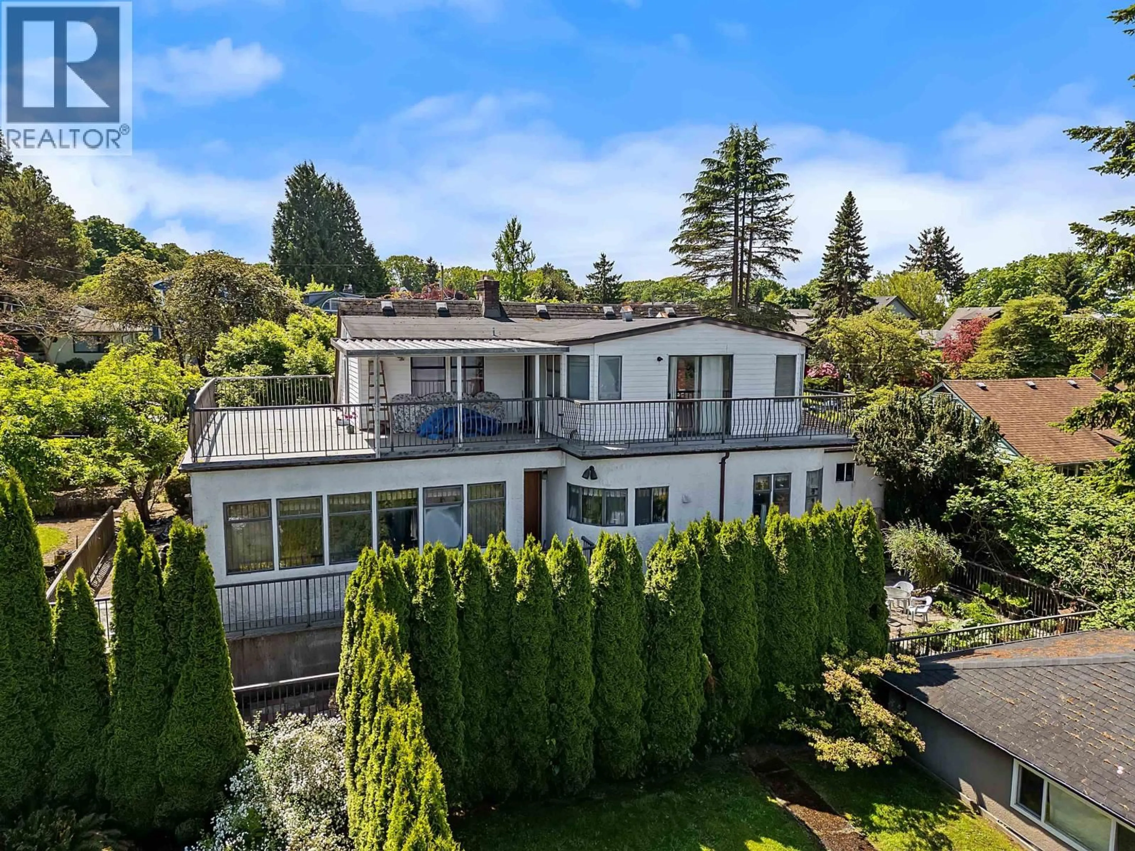 A pic from outside/outdoor area/front of a property/back of a property/a pic from drone, unknown for 2587 YALE STREET, Vancouver British Columbia V5K1C1
