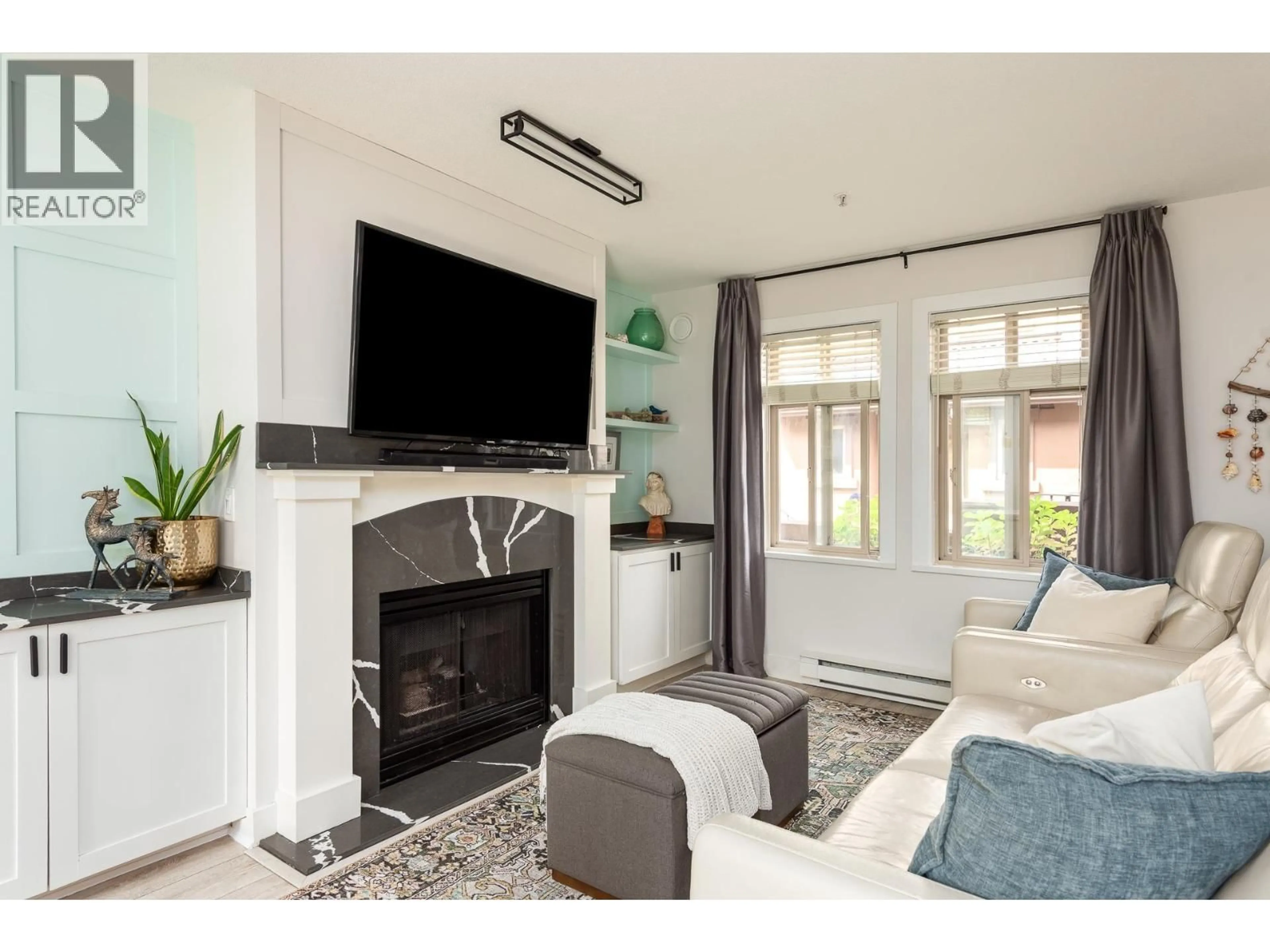 Living room with furniture, wood/laminate floor for 26 - 3036 4 AVENUE, Vancouver British Columbia V6K1R4