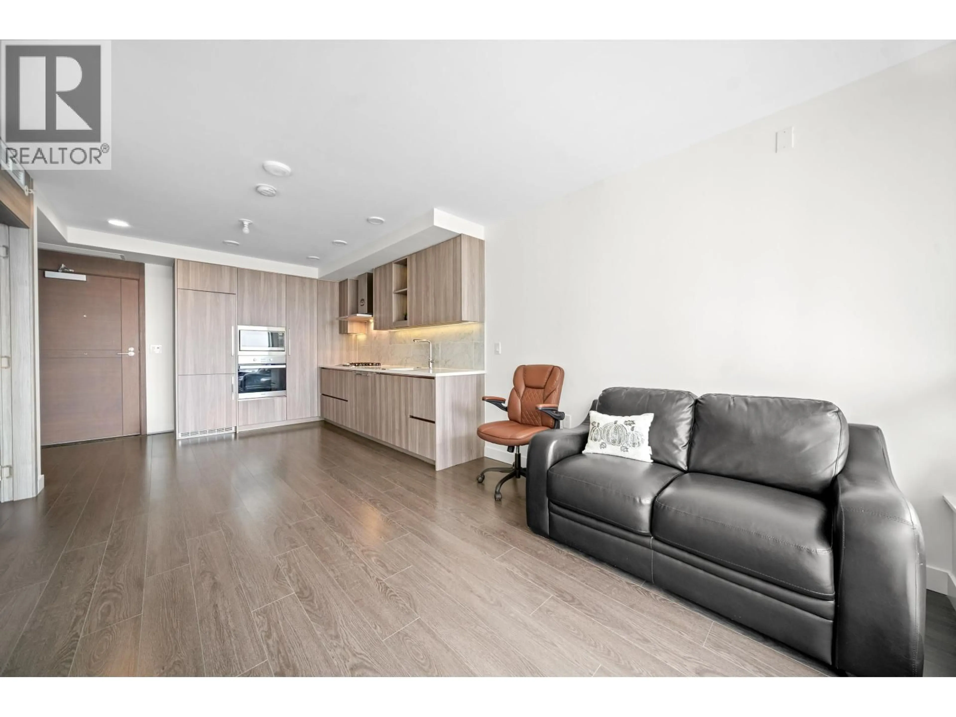 Living room with furniture, wood/laminate floor for 1107 - 433 MARINE DRIVE, West Vancouver British Columbia V5X0H5