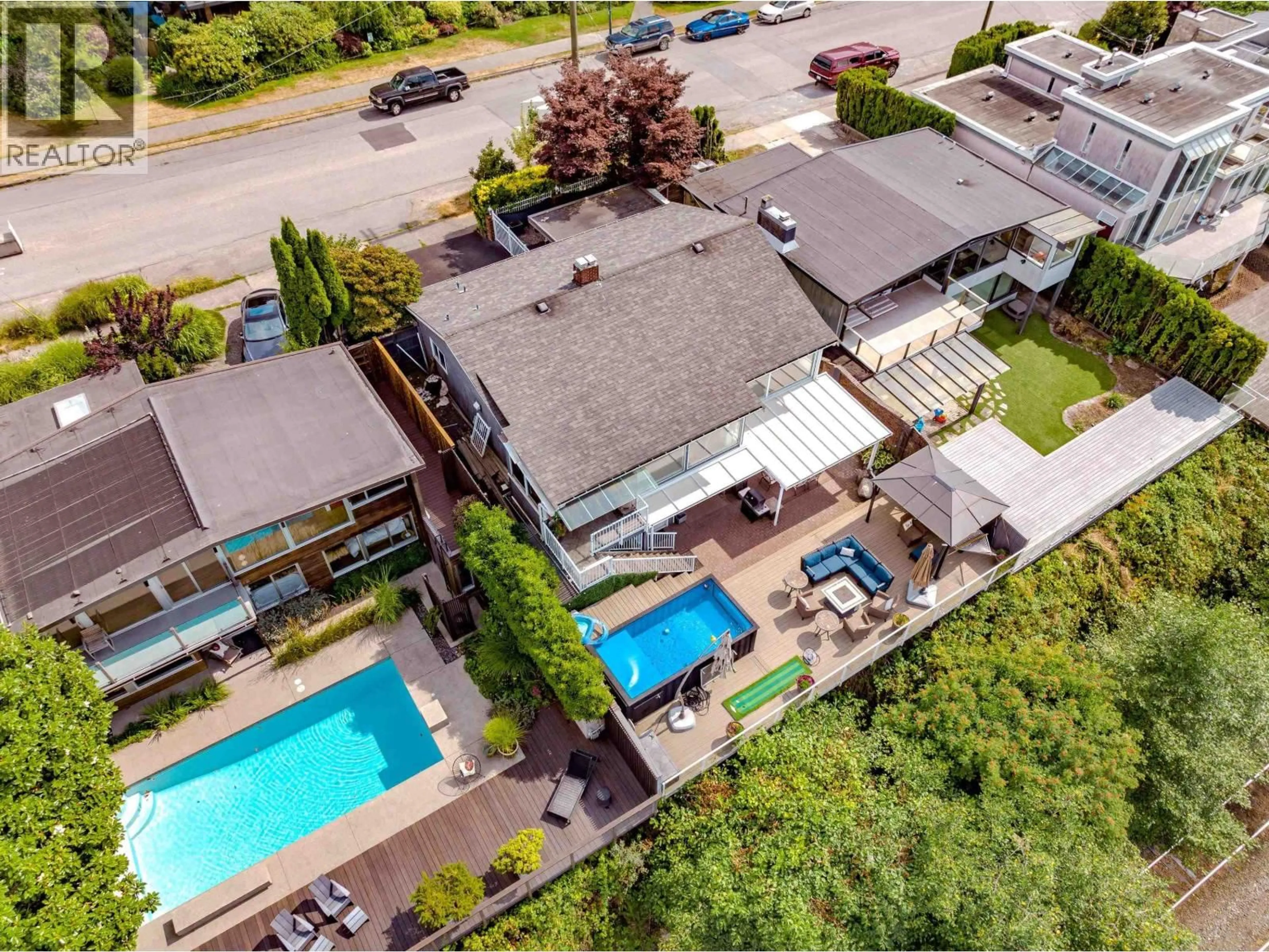 A pic from outside/outdoor area/front of a property/back of a property/a pic from drone, street for 2385 WALL STREET, Vancouver British Columbia V5L1B8