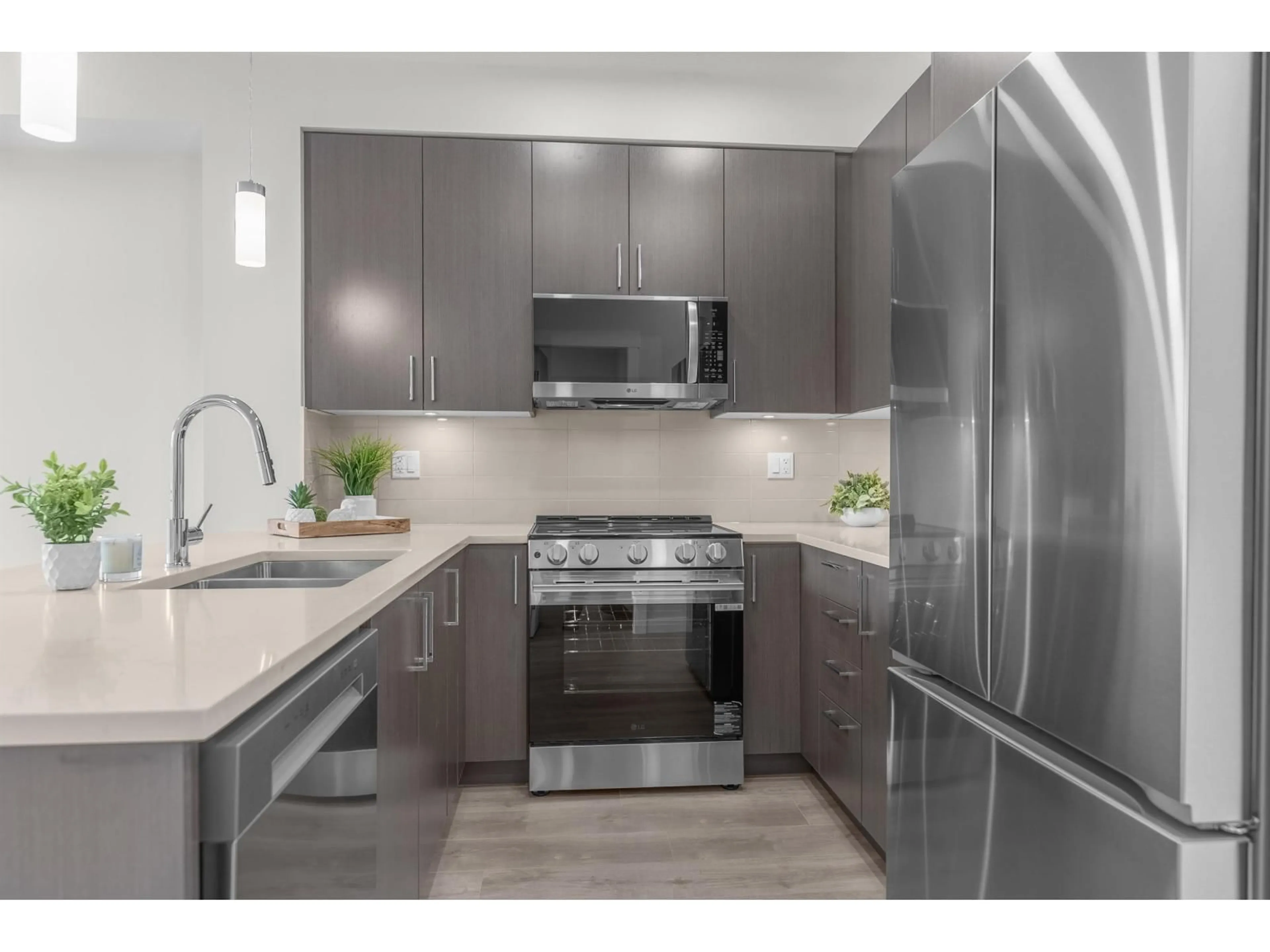Standard kitchen, ceramic/tile floor for 304 - 33886 PINE STREET, Abbotsford British Columbia V2S0N9