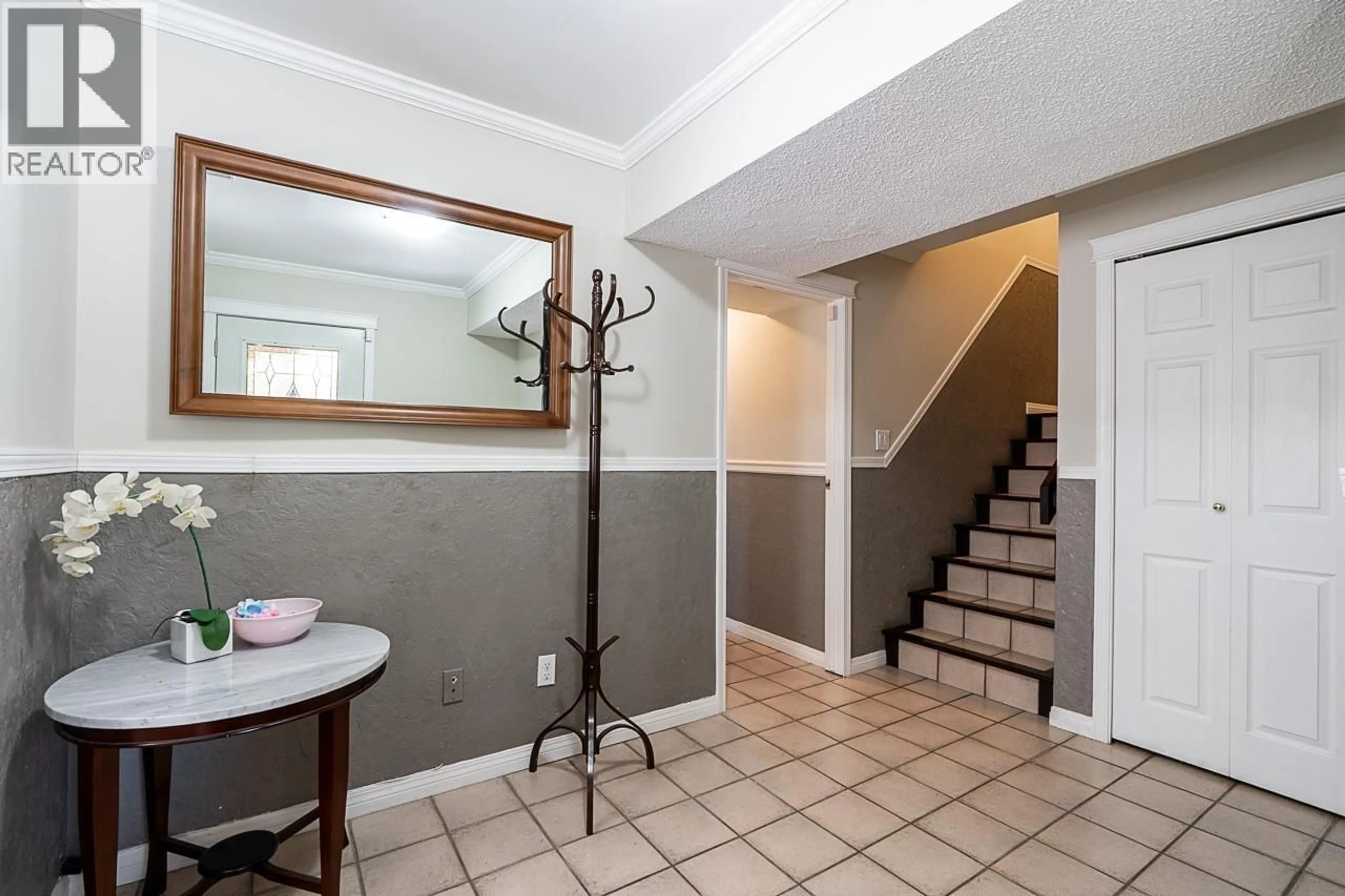 Indoor entryway for 6 - 2719 ST MICHAEL STREET, Port Coquitlam British Columbia V3B5R4