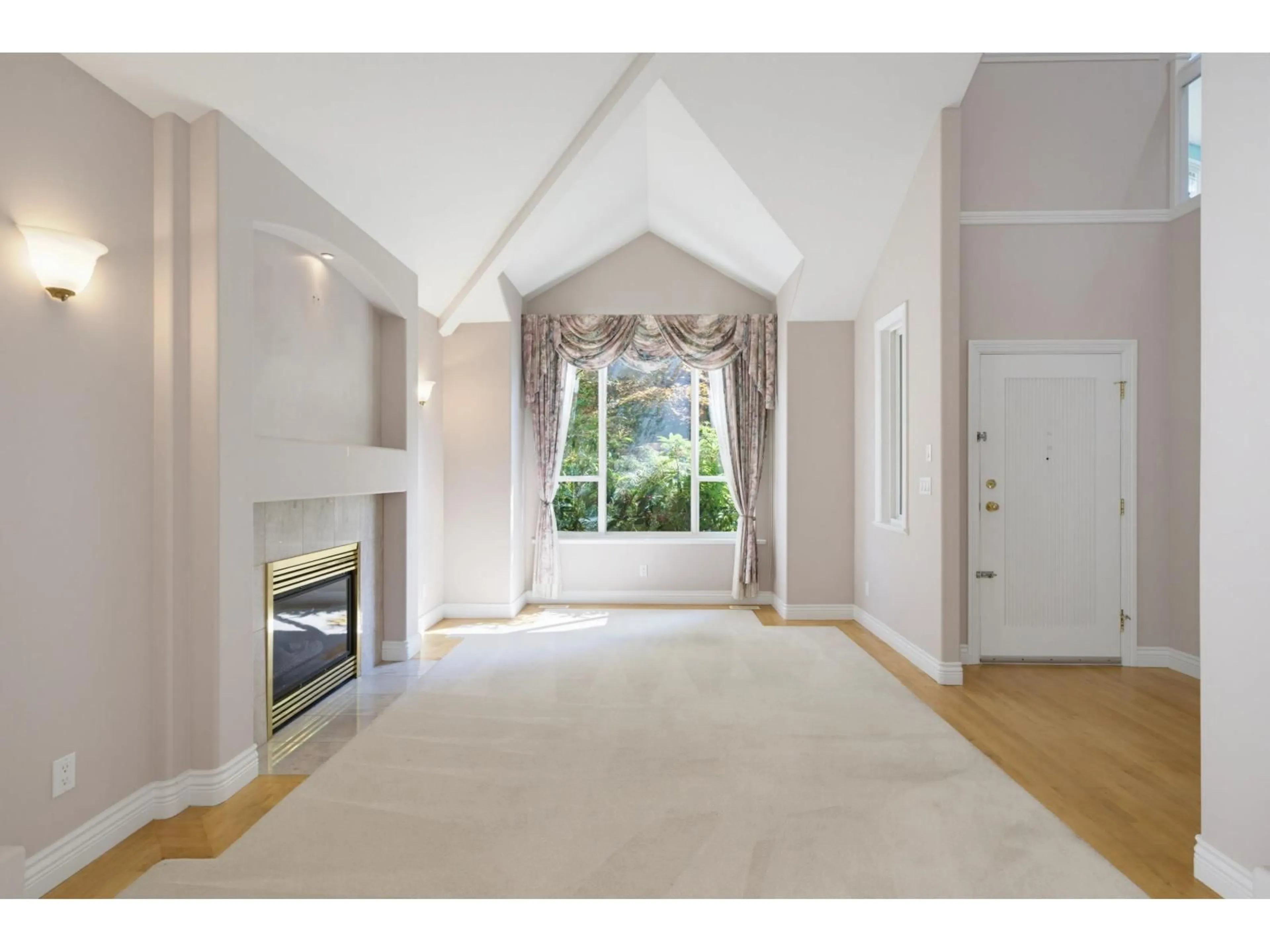 Indoor foyer for 16587 84 AVENUE, Surrey British Columbia V4N3H3