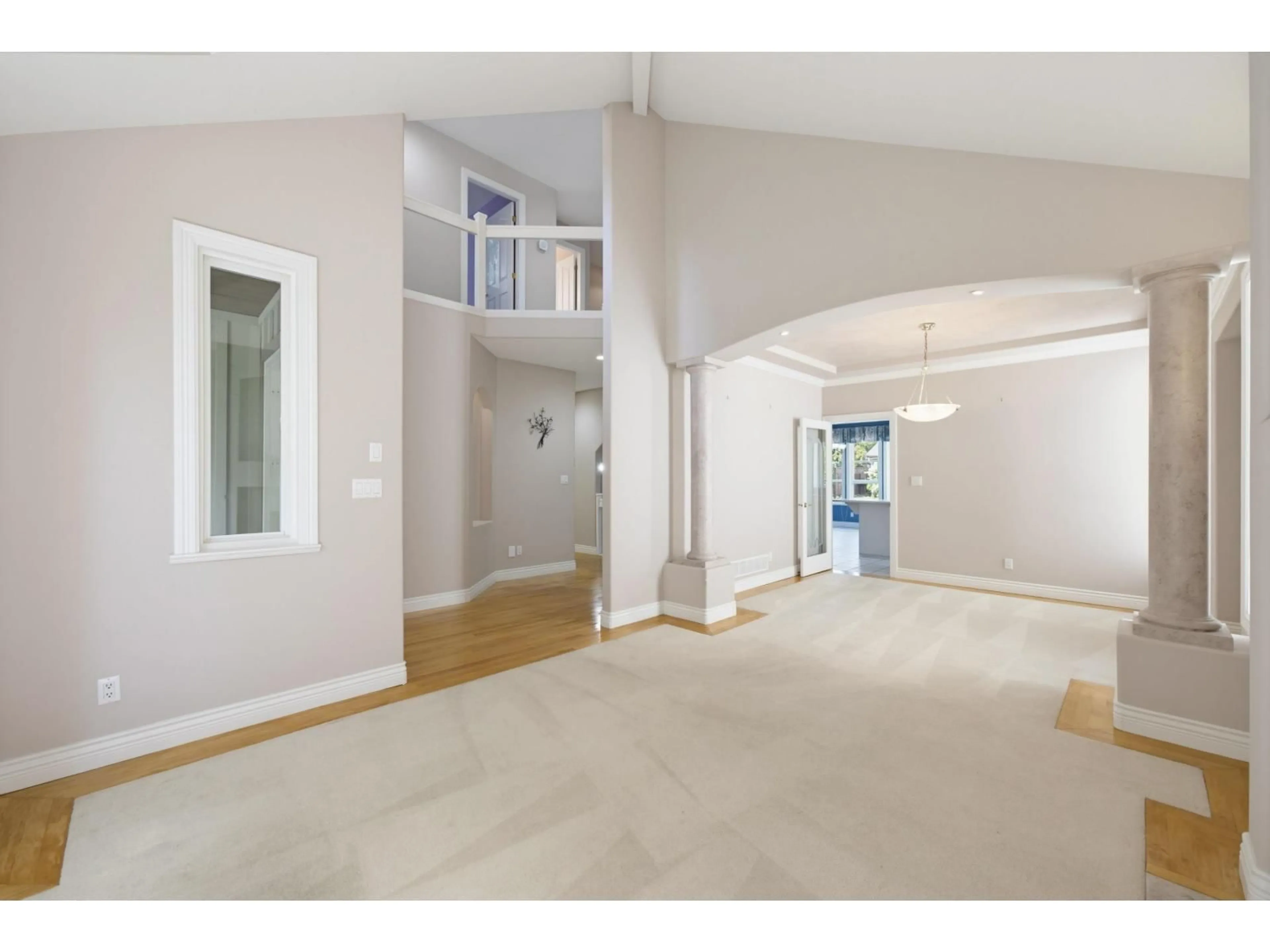 Indoor foyer for 16587 84 AVENUE, Surrey British Columbia V4N3H3