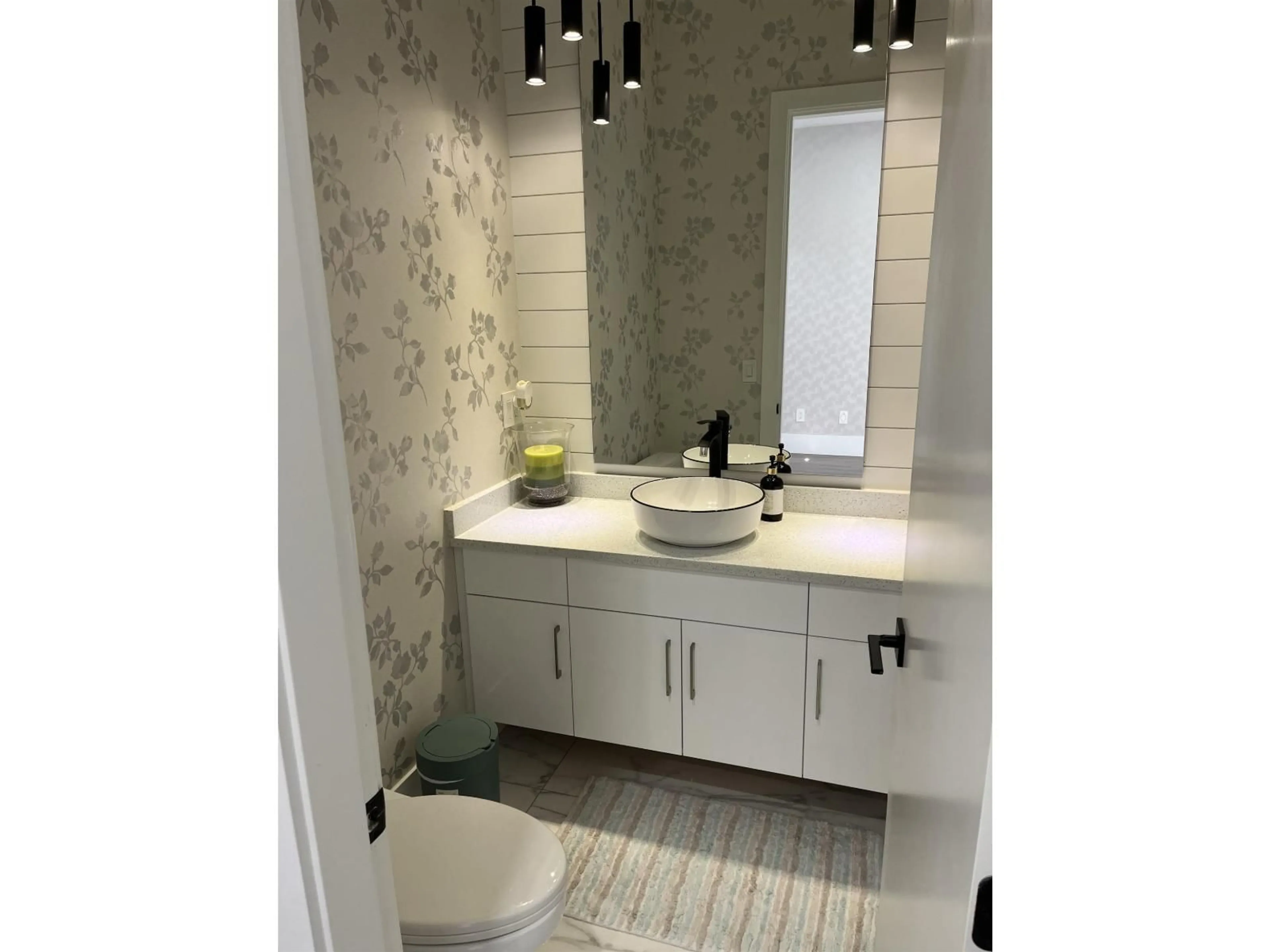 Contemporary bathroom, ceramic/tile floor for 8462 LILY PLACE, Chilliwack British Columbia V4Z0E5
