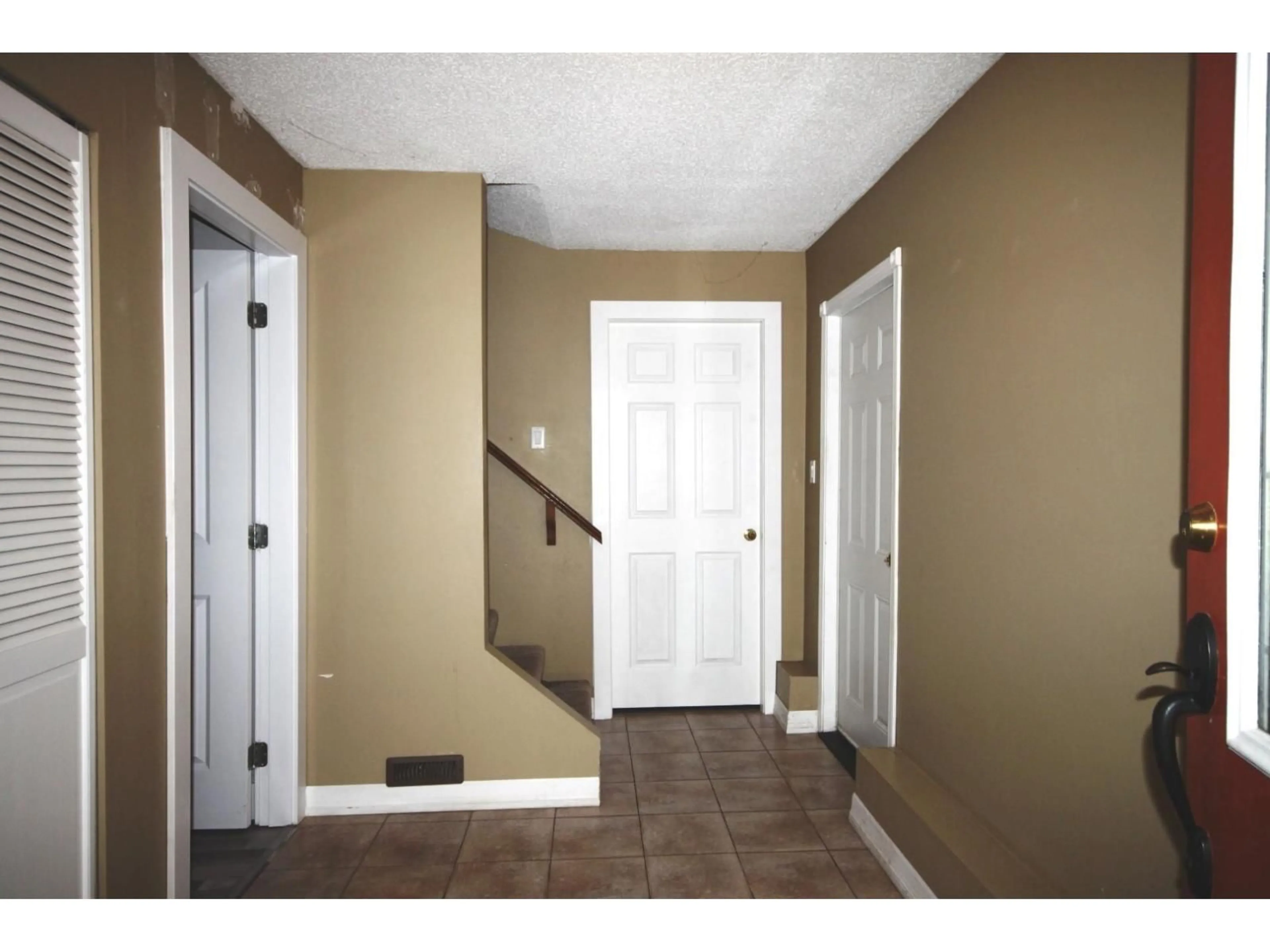 Indoor entryway for 18222 58B AVENUE, Surrey British Columbia V3S5V9
