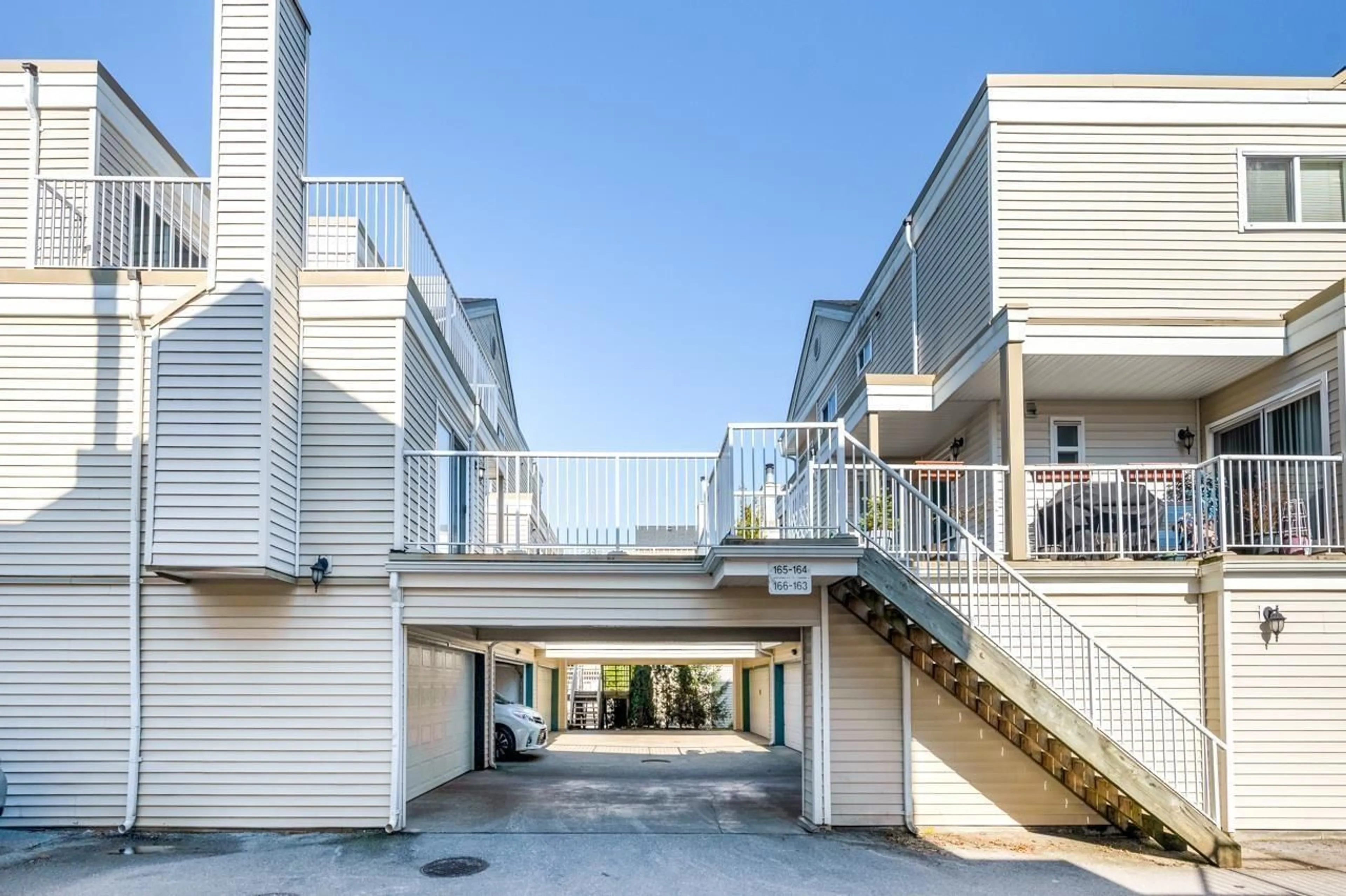 Unknown for 165 - 10077 156 STREET, Surrey British Columbia V3R4L6