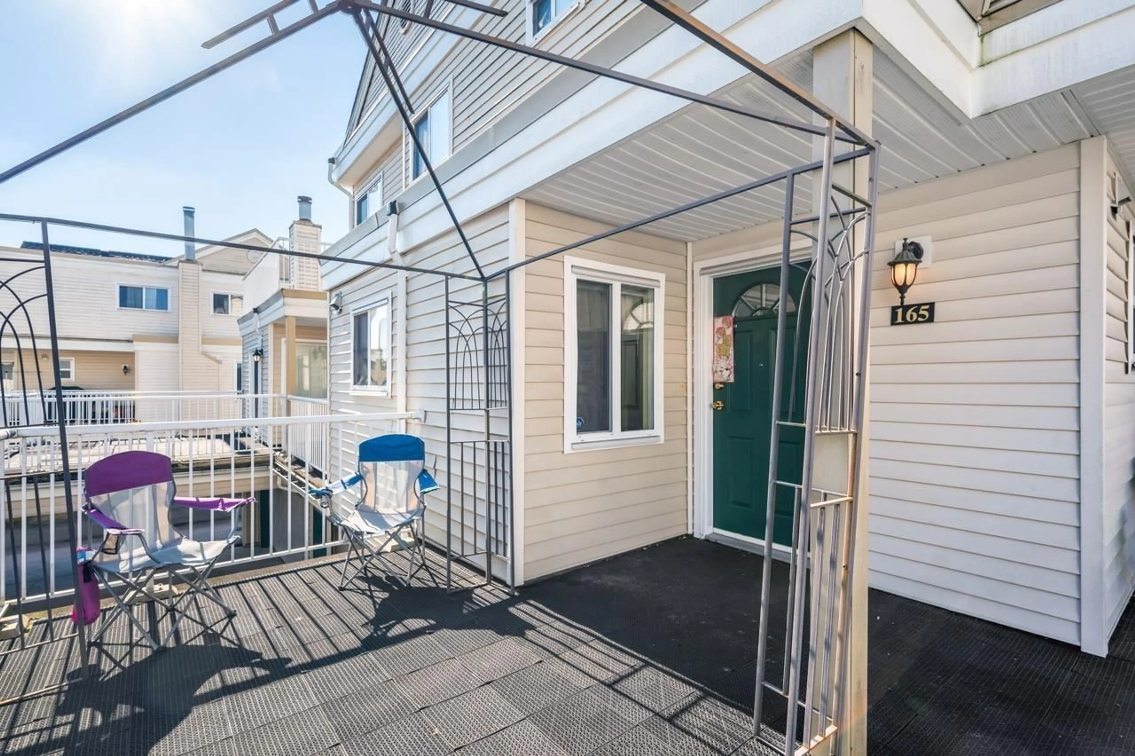 Patio, street for 165 - 10077 156 STREET, Surrey British Columbia V3R4L6