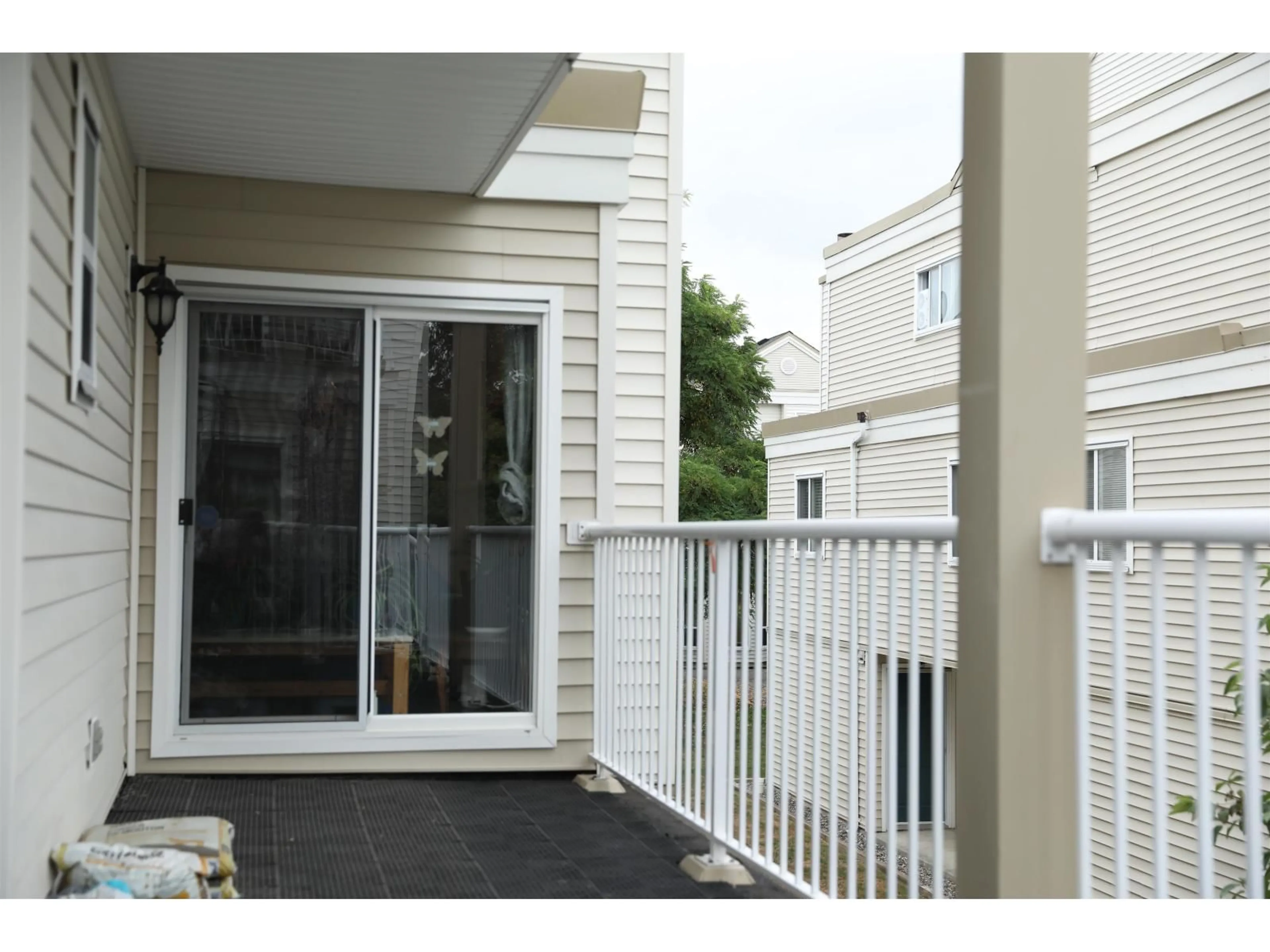 Patio, street for 165 - 10077 156 STREET, Surrey British Columbia V3R4L6