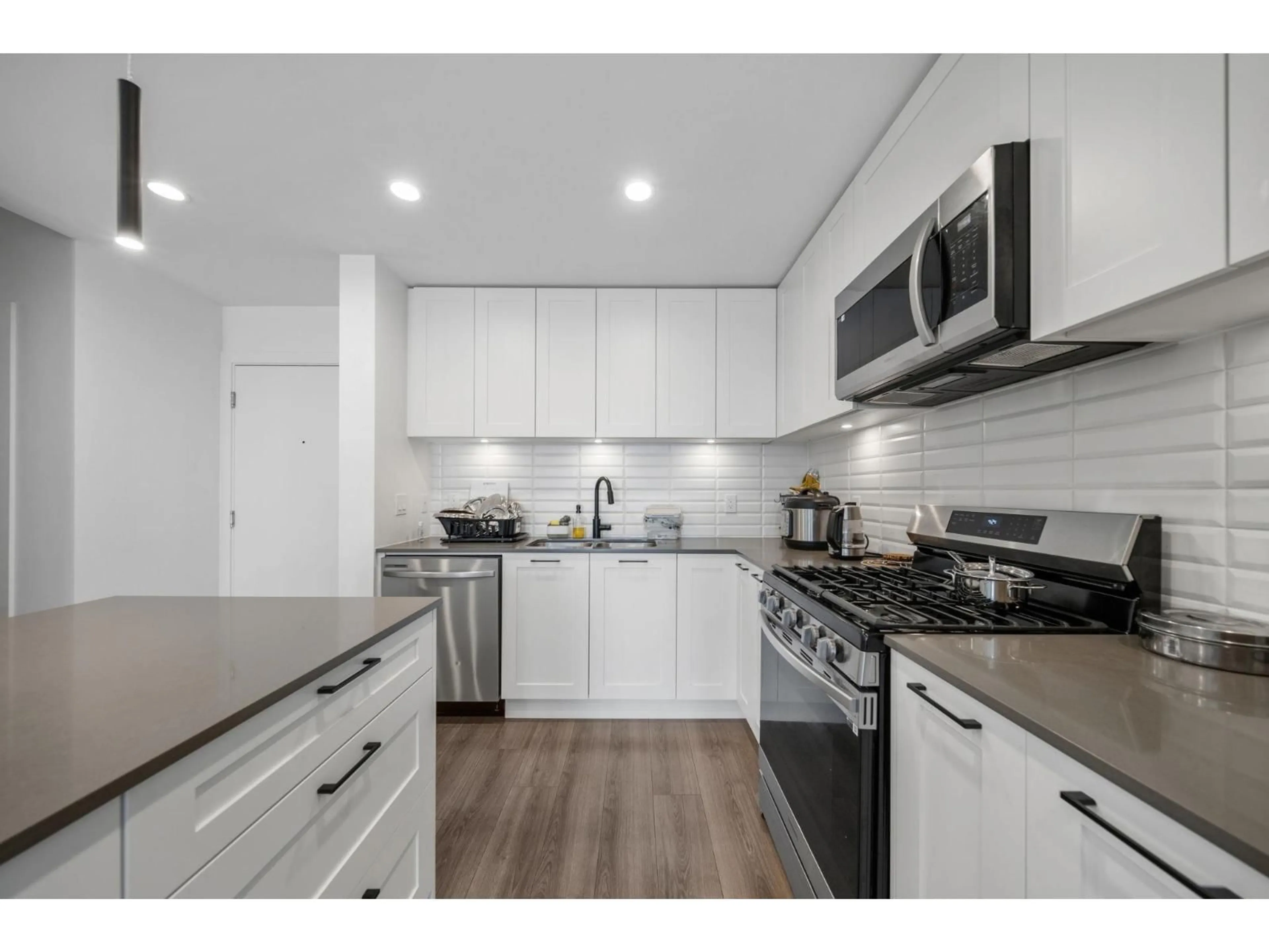 Open concept kitchen, wood/laminate floor for B315 - 20078 85 AVENUE, Langley British Columbia V2Y3Z3