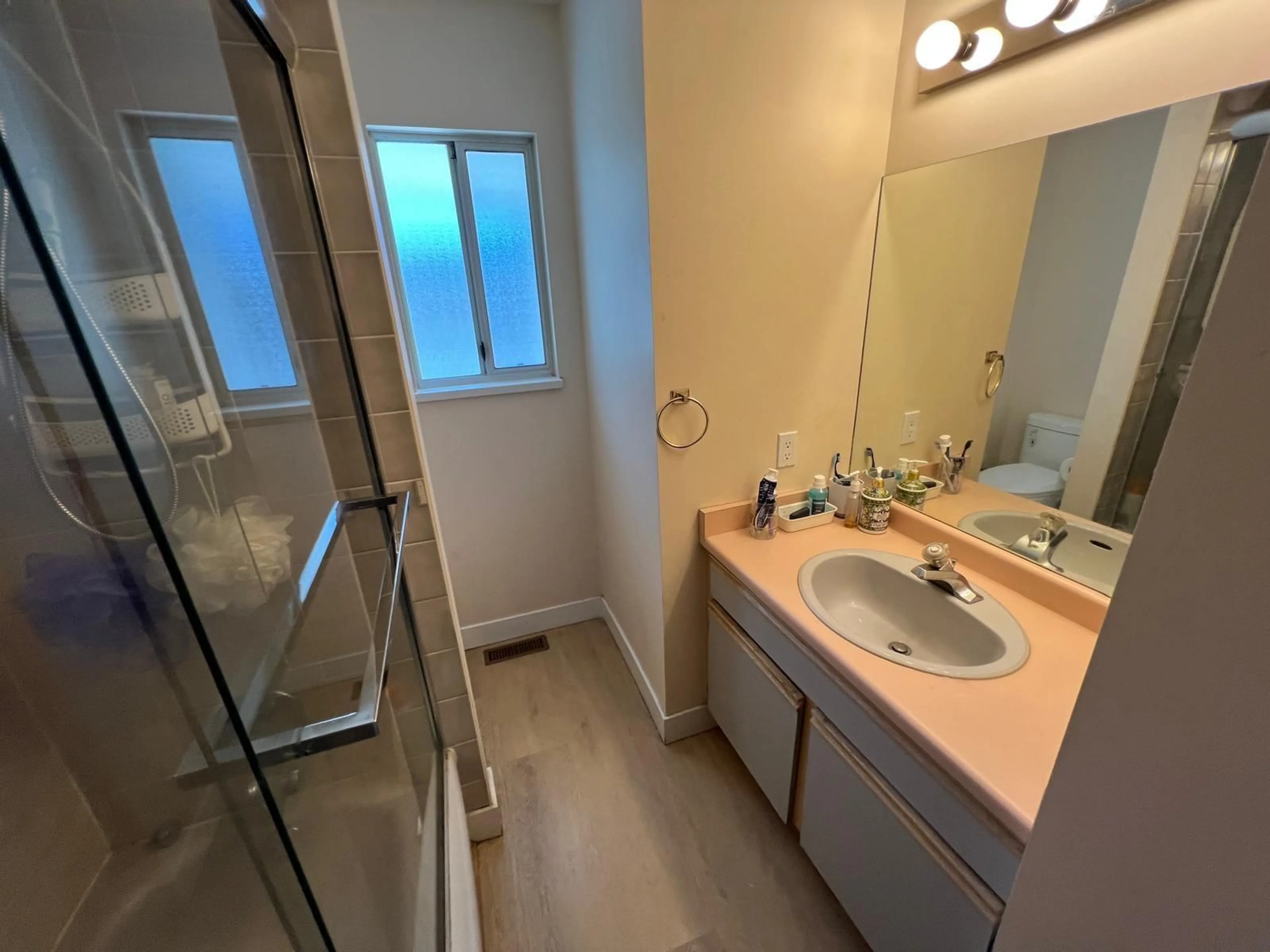 Standard bathroom, unknown for 14052 66 AVENUE, Surrey British Columbia V3W2B1
