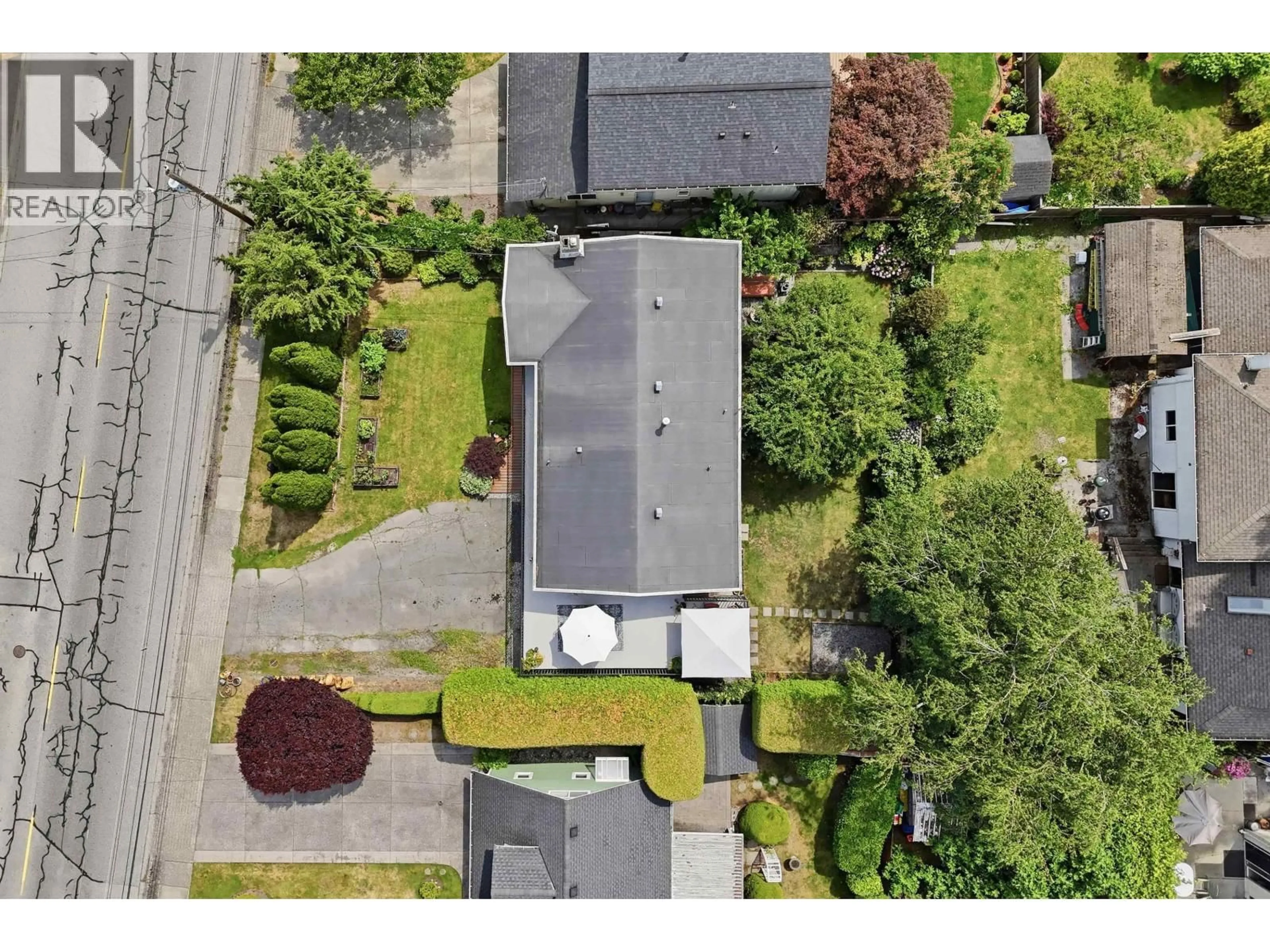 A pic from outside/outdoor area/front of a property/back of a property/a pic from drone, street for 5351 CRESCENT DRIVE, Delta British Columbia V4K2E2
