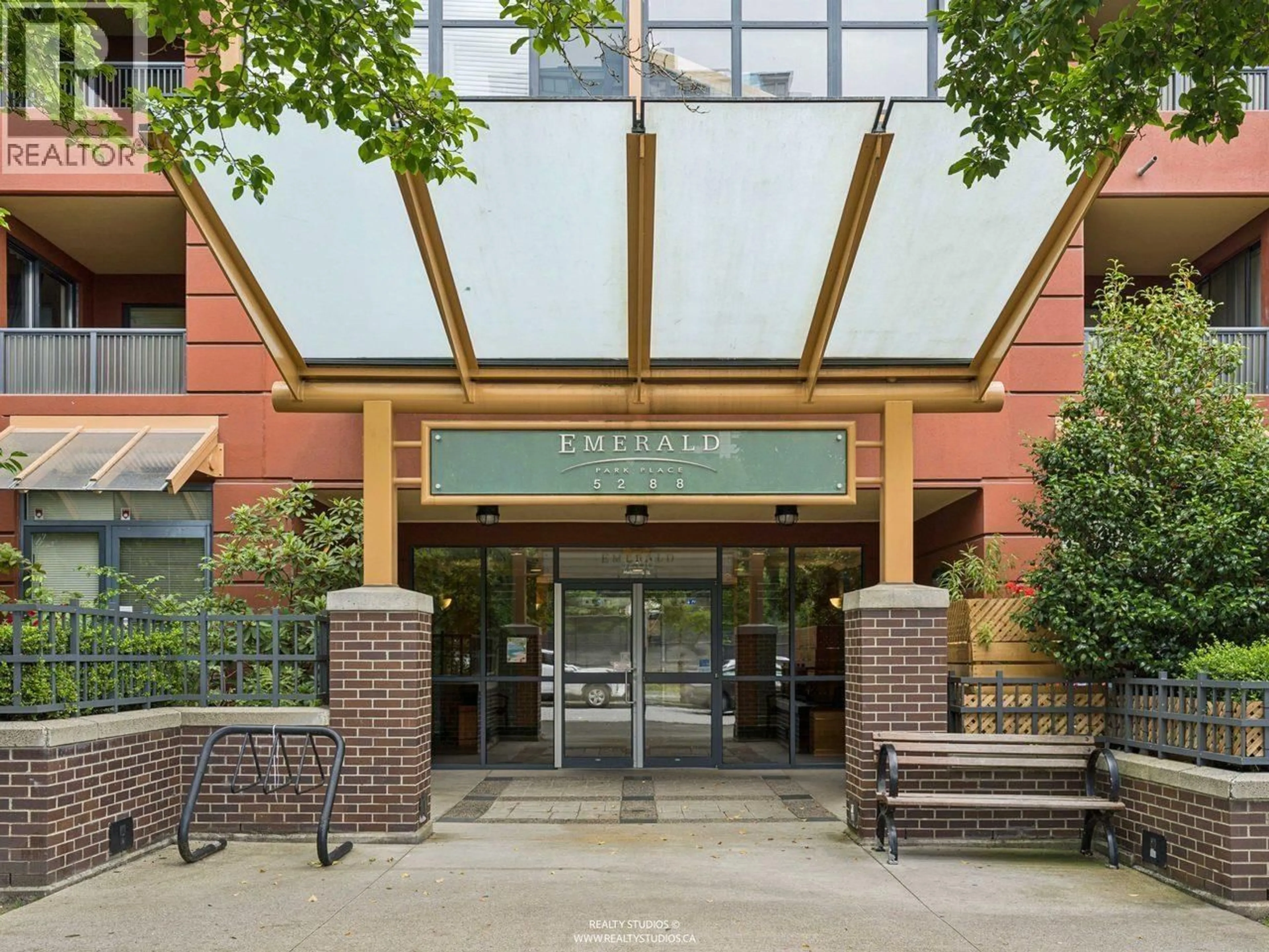 Indoor foyer for 203 - 5288 MELBOURNE STREET, Vancouver British Columbia V5R6E6